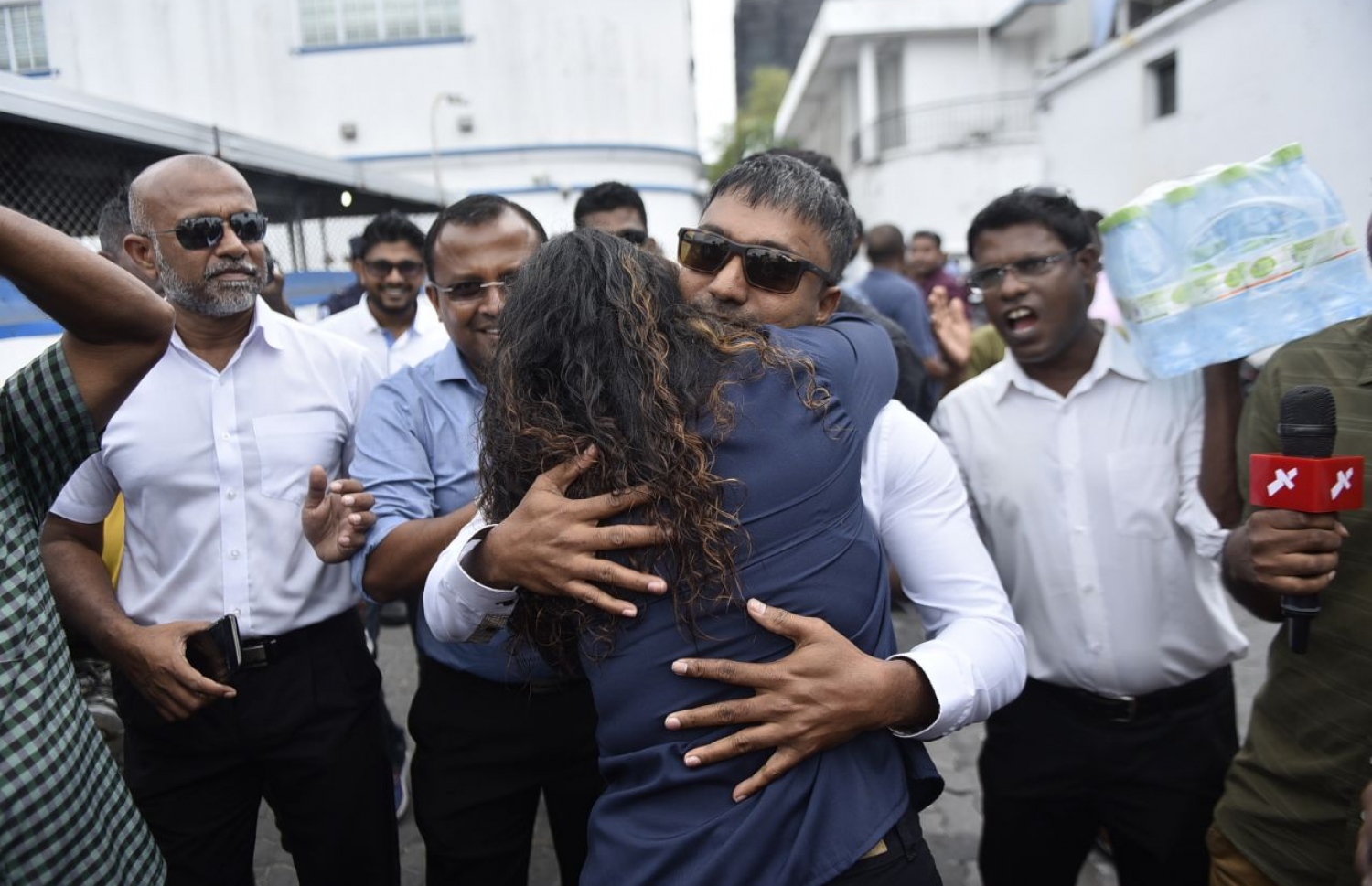 މާލެ: ފެބްރުއަރީ 5، 2018: ރާއްޖެ ވަޑައިގެންތަނުން ހައްޔަރުކުރި، ދަނގެތި ދާއިރާގެ މެމްބަރު އިލްހާމް އަހުމަދު ކްރިމިނަލް ކޯޓުން ދޫކޮށްލުމުން، އެބޭފުޅާ އަންހެނުން ގައިގައި ބައްދާލައްވަނީ.-- ފޮޓޯ: ހުސެން ވަހީދު /މިހާރު