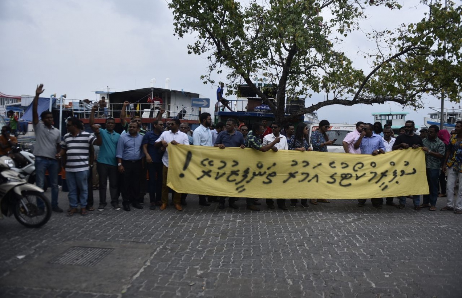 މާލެ: ފެބްރުއަރީ 5، 2018: ރާއްޖެ ވަޑައިގެންތަނުން ހައްޔަރުކުރި، މައްޗަންގޮޅި ދެކުނު ދާއިރާގެ މެމްބަރު އަބްދުﷲ ސިނާން އަދި ދަނގެތި ދާއިރާގެ މެމްބަރު އިލްހާމް އަހުމަދު ކްރިމިނަލް ކޯޓަށް ހާޒިރު ކުރުމުން، އެސަރަހައްދުގައި އިދިކޮޅު ފަރާތްތަކުން ސްޕްރީމް ކޯޓުން ނެރުނު ހުކުމް ތަންފީޒު ކުރުމަށް އެދި ގޮވާލައި ބެނާއެއް ހިފައިގެން.-- ފޮޓޯ: ހުސެން ވަހީދު /މިހާރު