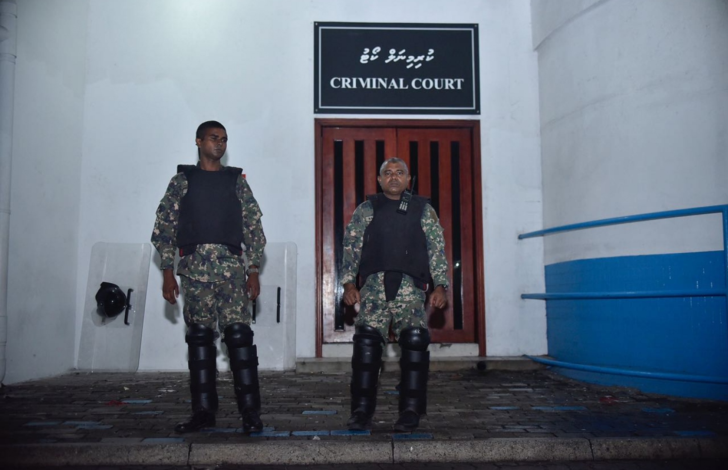 ކްރިމިނަލް ކޯޓު ދޮރުމަތީގައި ސިފައިންގެ ދެ މީހަކު މަޑުކޮށްލައިގެން. - ފޮޓޯ: މިހާރު