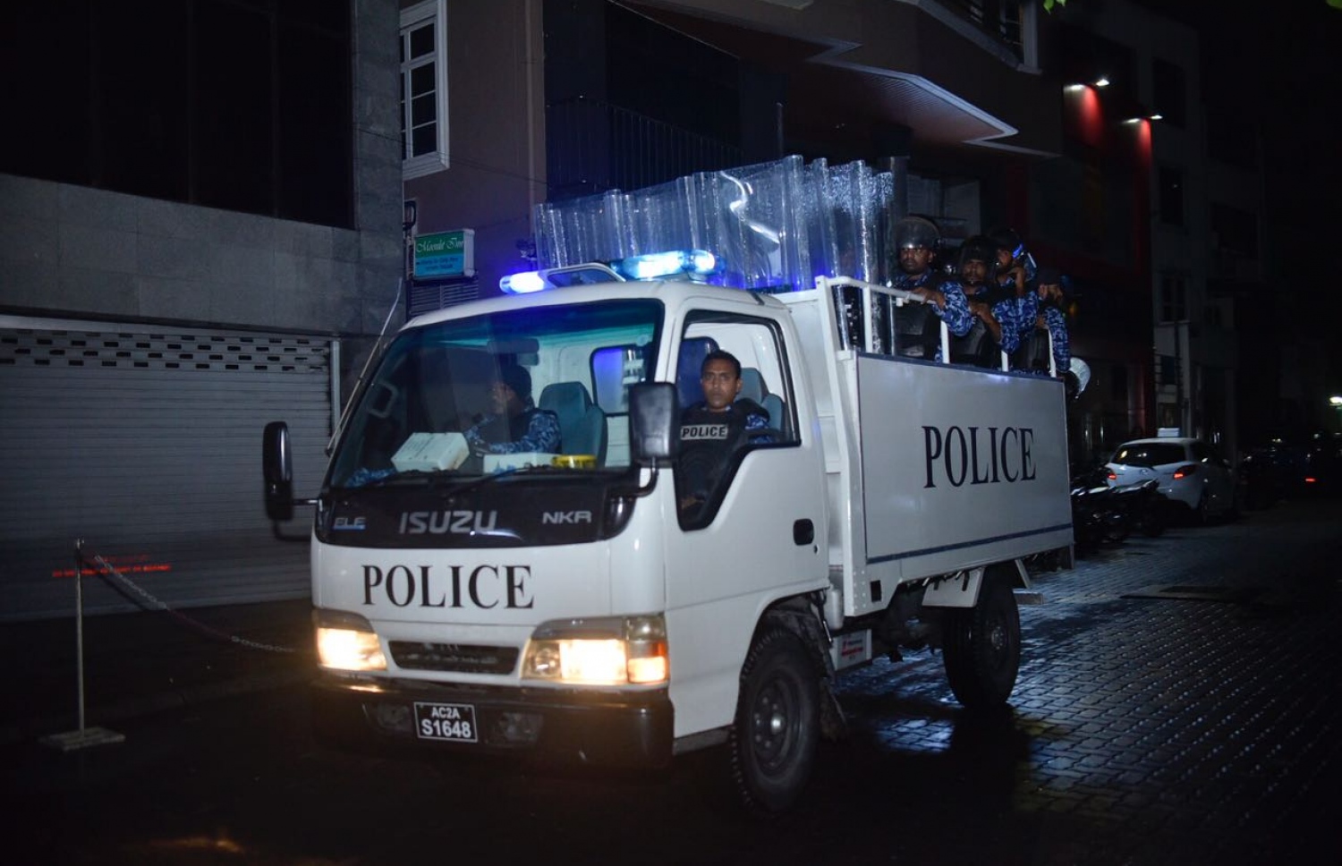 ފުލުހުން ޑިއުޓީގައި: ކުއްލި ނުރައްކަލުގެ ހާލަތު ދަށުން ގިނަ ބަޔަކު ހައްޔަރުކުރުމަށް ފަހު މިހާރު ވަނީ ދޫކޮށްލާފައި.-- ފޮޓޯ: ނިޝާން އަލީ /މިހާރު