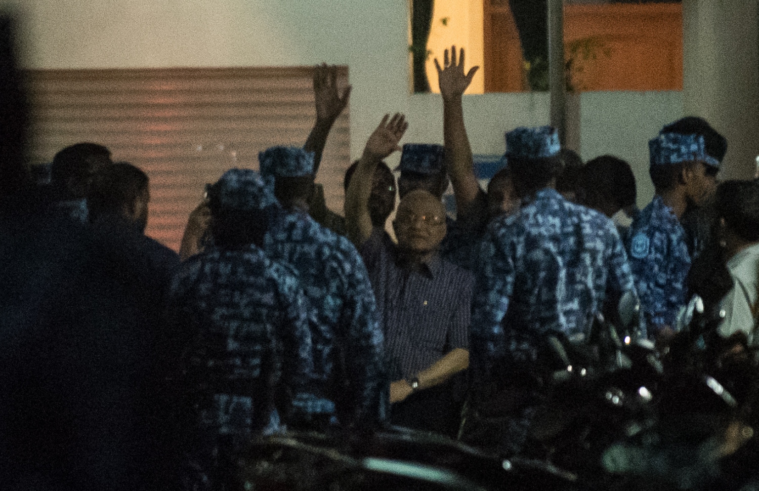 ކުރީގެ ރައީސް މައުމޫން ފުލުހުންގެ ބެލުމުގެ ދަށުގައި.