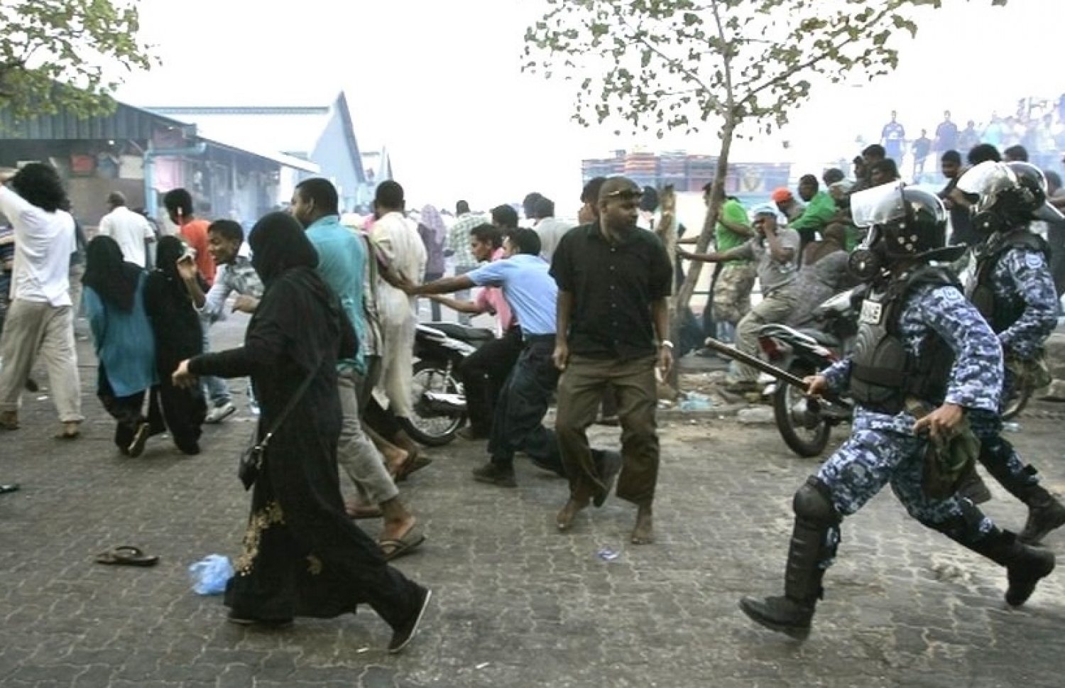 އެމްޑީޕީ ވެރިކަން ބަދަލުވުމާ ގުޅިގެން ބޭއްވި މުޒާހަރާއެއް ރޫޅާލަން ފުލުހުން މަސައްކަތް ކުރަނީ