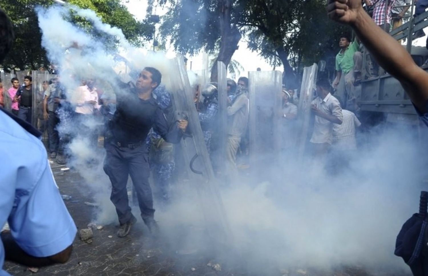 ފެބްރުއަރީ 7، 2012 ގައި ފުލުހުންނާއި ސިފައިންގެ މެދުގައި ހަމަނުޖެހުން ހިނގަނީ: މި ބޮޑު ހަމަނުޖެހުން ގެންގޮސްދިނީ ރައީސް ނަޝީދުގެ އިސްތިއުފާއާ ހަމައަށް