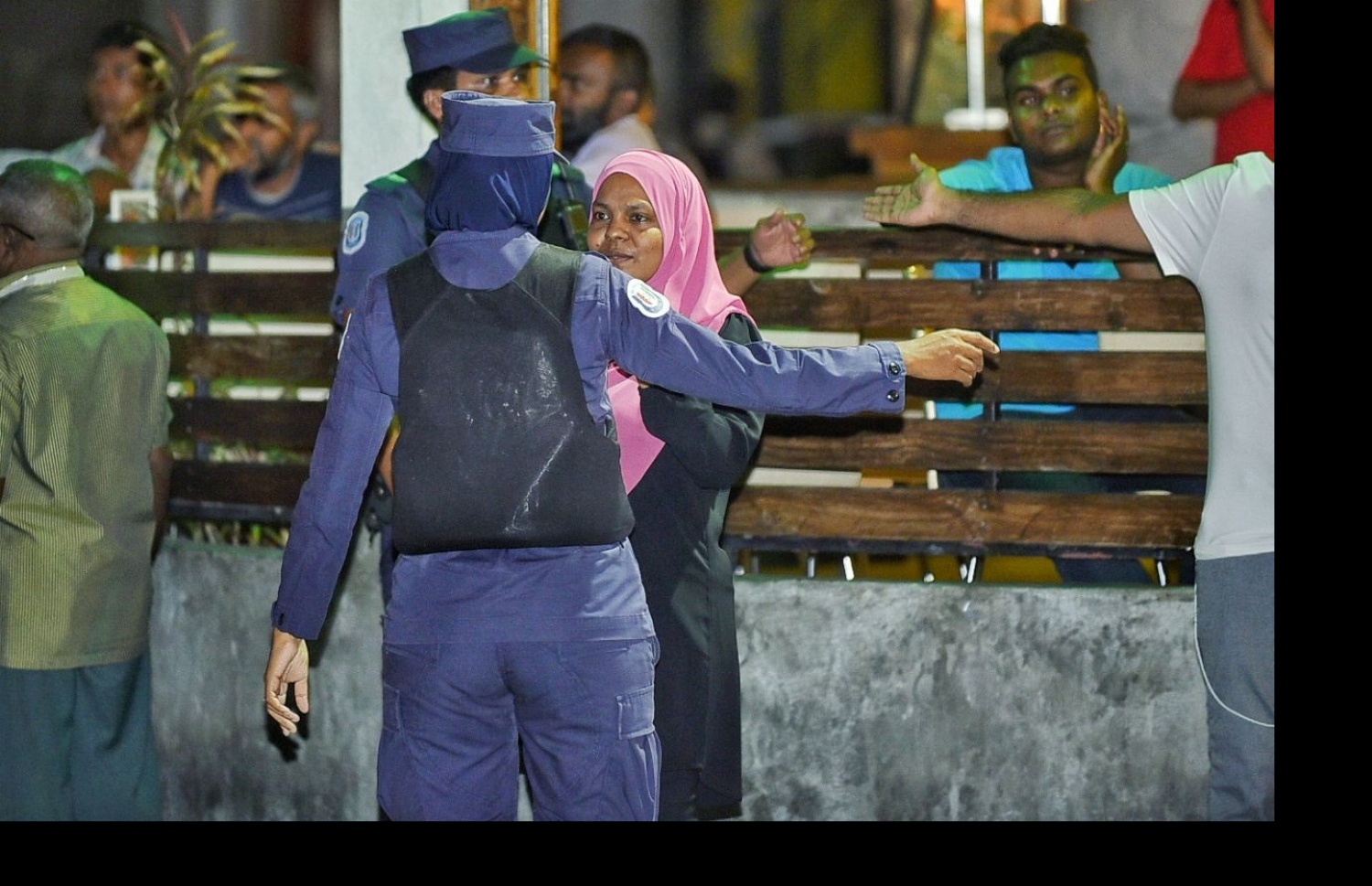 އެމްޑީޕީގެ މުޒާހަރާއެއްގައި ބައިވެރިވި އަންހެނަކު ފޮނުވާލަން ފުލުހަކު މަސައްކަތް ކުރަނީ -- ފޮޓޯ: ހުސެއިން ވަހީދު/ މިހާރު