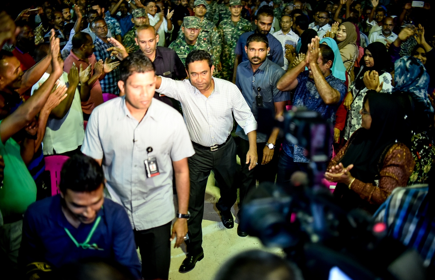 މާލެ: ފެބްރުއަރީ 6، 2018- ޖަލު ހުކުމް ތަންފީޒު ކުރަމުން ގެންދަވާ ސިޔާސީ ނުވަ ބޭފުޅަކު ދޫކުރުމަށާއި ސުޕްރީމް ކޯޓުގެ މައްސަލަތަައް ޖުޑީޝަލް ސާވިސް ކޮމިޝަން (ޖޭއެސްސީ) އަށް ނުބެލޭނެ ކަމަށް ކަނޑައަޅައި ނެރުނު އަމުރުގައި ހިމެނޭ އެ ދެ ބައި ސުޕްރީމް ކޯޓުން ބާތިލް ކުރުމުގެ އުފަލުގައި ޕީޕީއެމުން ބޭއްވި ޖަލްސާއަށް ރައީސް ޔާމީން ވަޑައިގަންނަވަނީ.---ފޮޓޯ: ނިޝާން އަލީ/މިހާރު