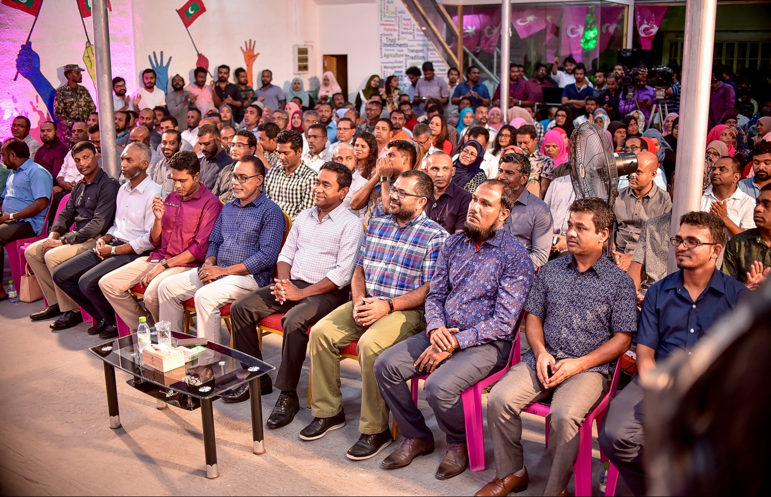 މާލެ: ފެބްރުއަރީ 6، 2018- ޖަލު ހުކުމް ތަންފީޒު ކުރަމުން ގެންދަވާ ސިޔާސީ ނުވަ ބޭފުޅަކު ދޫކުރުމަށާއި ސުޕްރީމް ކޯޓުގެ މައްސަލަތަައް ޖުޑީޝަލް ސާވިސް ކޮމިޝަން (ޖޭއެސްސީ) އަށް ނުބެލޭނެ ކަމަށް ކަނޑައަޅައި ނެރުނު އަމުރުގައި ހިމެނޭ އެ ދެ ބައި ސުޕްރީމް ކޯޓުން ބާތިލް ކުރުމުގެ އުފަލުގައި ޕީޕީއެމުން ބޭއްވި ޖަލްސާގައި ބައިވެރިވި ބައެއް މީހުން.---ފޮޓޯ: ނިޝާން އަލީ/މިހާރު