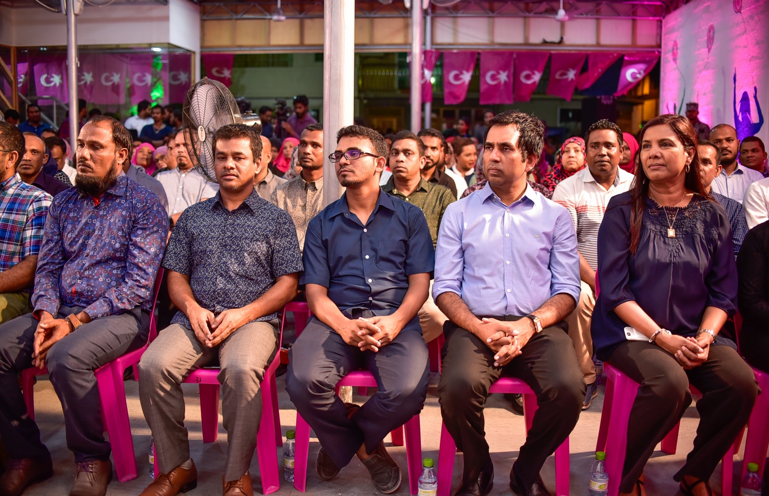 މާލެ: ފެބްރުއަރީ 6، 2018- ޖަލު ހުކުމް ތަންފީޒު ކުރަމުން ގެންދަވާ ސިޔާސީ ނުވަ ބޭފުޅަކު ދޫކުރުމަށާއި ސުޕްރީމް ކޯޓުގެ މައްސަލަތަައް ޖުޑީޝަލް ސާވިސް ކޮމިޝަން (ޖޭއެސްސީ) އަށް ނުބެލޭނެ ކަމަށް ކަނޑައަޅައި ނެރުނު އަމުރުގައި ހިމެނޭ އެ ދެ ބައި ސުޕްރީމް ކޯޓުން ބާތިލް ކުރުމުގެ އުފަލުގައި ޕީޕީއެމުން ބޭއްވި ޖަލްސާގައި ބައިވެރިވި ބައެއް މީހުން.---ފޮޓޯ: ނިޝާން އަލީ/މިހާރު