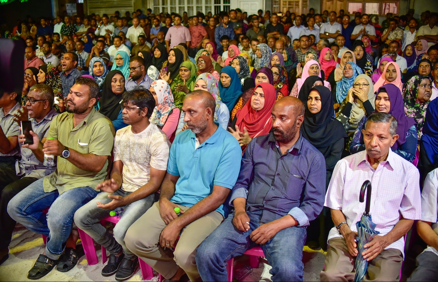 މާލެ: ފެބްރުއަރީ 6، 2018- ޖަލު ހުކުމް ތަންފީޒު ކުރަމުން ގެންދަވާ ސިޔާސީ ނުވަ ބޭފުޅަކު ދޫކުރުމަށާއި ސުޕްރީމް ކޯޓުގެ މައްސަލަތަައް ޖުޑީޝަލް ސާވިސް ކޮމިޝަން (ޖޭއެސްސީ) އަށް ނުބެލޭނެ ކަމަށް ކަނޑައަޅައި ނެރުނު އަމުރުގައި ހިމެނޭ އެ ދެ ބައި ސުޕްރީމް ކޯޓުން ބާތިލް ކުރުމުގެ އުފަލުގައި ޕީޕީއެމުން ބޭއްވި ޖަލްސާގައި ބައިވެރިވި ބައެއް މީހުން.---ފޮޓޯ: ނިޝާން އަލީ/މިހާރު