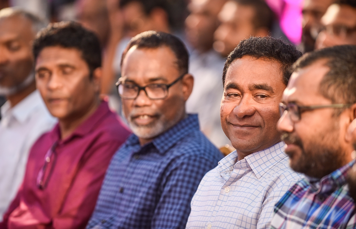 މާލެ: ފެބްރުއަރީ 6، 2018- ޖަލު ހުކުމް ތަންފީޒު ކުރަމުން ގެންދަވާ ސިޔާސީ ނުވަ ބޭފުޅަކު ދޫކުރުމަށާއި ސުޕްރީމް ކޯޓުގެ މައްސަލަތަައް ޖުޑީޝަލް ސާވިސް ކޮމިޝަން (ޖޭއެސްސީ) އަށް ނުބެލޭނެ ކަމަށް ކަނޑައަޅައި ނެރުނު އަމުރުގައި ހިމެނޭ އެ ދެ ބައި ސުޕްރީމް ކޯޓުން ބާތިލް ކުރުމުގެ އުފަލުގައި ޕީޕީއެމުން ބޭއްވި ޖަލްސާގައި، ރައީސް ޔާމީނާއި ޕީޕީއެމްގެ ބައެއް އިސްވެރިން ބައިވެރިވެވަޑައިގަންނަވަނީ.---ފޮޓޯ: ނިޝާން އަލީ/މިހާރު