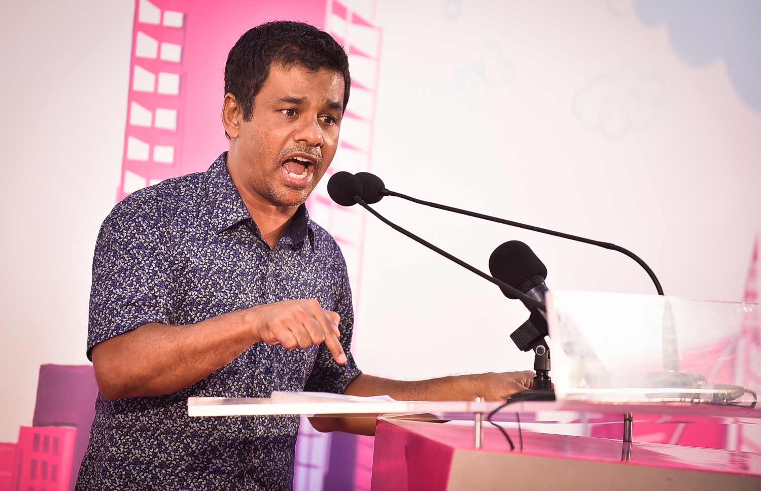 މާލެ: ފެބްރުއަރީ 6، 2018- ޖަލު ހުކުމް ތަންފީޒު ކުރަމުން ގެންދަވާ ސިޔާސީ ނުވަ ބޭފުޅަކު ދޫކުރުމަށާއި ސުޕްރީމް ކޯޓުގެ މައްސަލަތަައް ޖުޑީޝަލް ސާވިސް ކޮމިޝަން (ޖޭއެސްސީ) އަށް ނުބެލޭނެ ކަމަށް ކަނޑައަޅައި ނެރުނު އަމުރުގައި ހިމެނޭ އެ ދެ ބައި ސުޕްރީމް ކޯޓުން ބާތިލް ކުރުމުގެ އުފަލުގައި ޕީޕީއެމުން ބޭއްވި ޖަލްސާގައި، ހެލްތު މިނިސްޓަރު އަބްދުﷲ ނާޒިމް ވާހަކަ ދައްކަވަނީ.---ފޮޓޯ: ނިޝާން އަލީ/މިހާރު