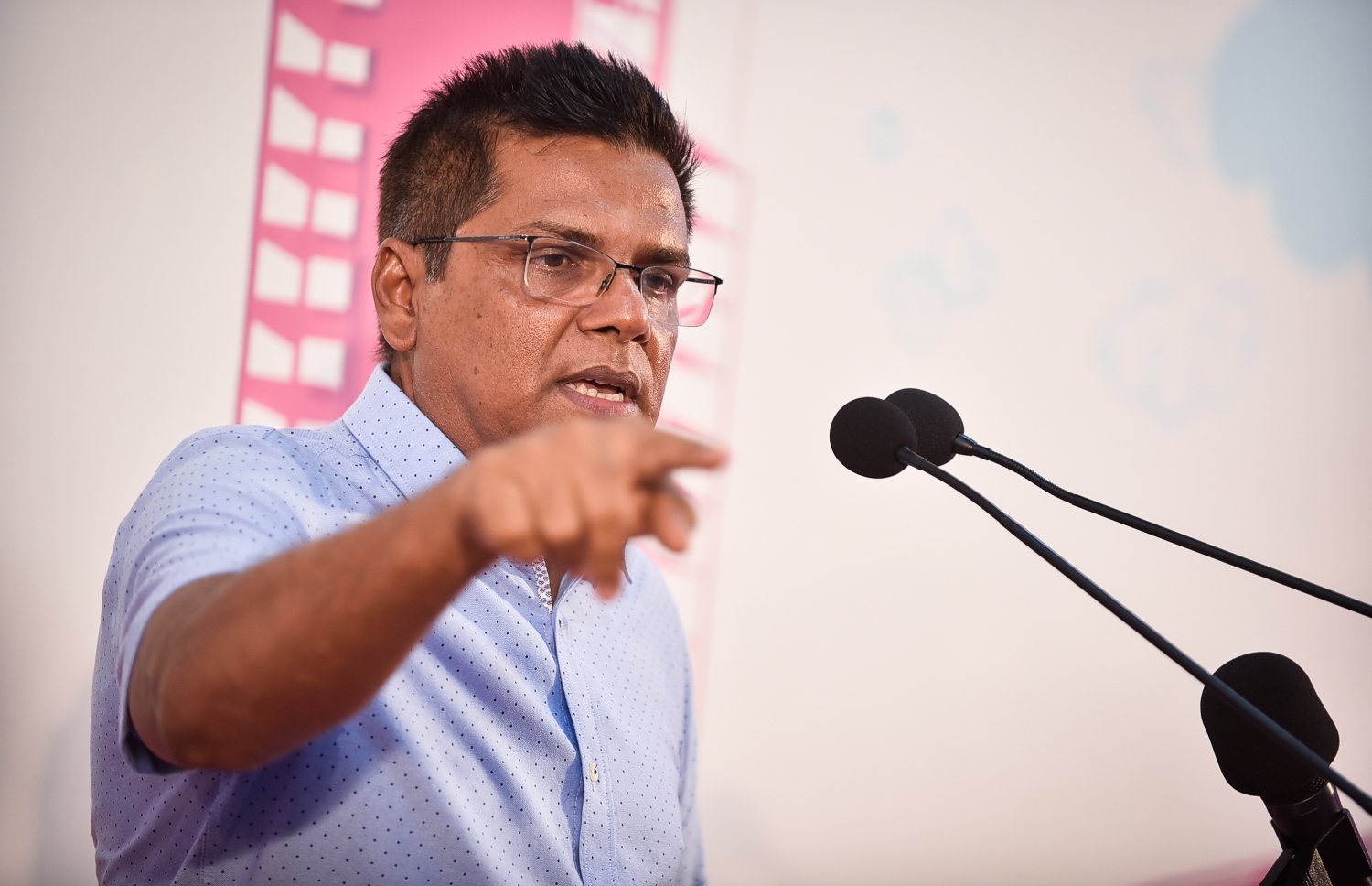 މާލެ: ފެބްރުއަރީ 6، 2018- ޖަލު ހުކުމް ތަންފީޒު ކުރަމުން ގެންދަވާ ސިޔާސީ ނުވަ ބޭފުޅަކު ދޫކުރުމަށާއި ސުޕްރީމް ކޯޓުގެ މައްސަލަތަައް ޖުޑީޝަލް ސާވިސް ކޮމިޝަން (ޖޭއެސްސީ) އަށް ނުބެލޭނެ ކަމަށް ކަނޑައަޅައި ނެރުނު އަމުރުގައި ހިމެނޭ އެ ދެ ބައި ސުޕްރީމް ކޯޓުން ބާތިލް ކުރުމުގެ އުފަލުގައި ޕީޕީއެމުން ބޭއްވި ޖަލްސާގައި، ރައްޔިތުންގެ މަޖިލީހުގެ ނައިބު ރައީސް ހުޅުހެންވޭރު ދާއިރާގެ މެމްބަރު މޫސާ މަނިކު ވާހަކަފުޅު ދައްކަވަނީ.---ފޮޓޯ: ނިޝާން އަލީ/މިހާރު