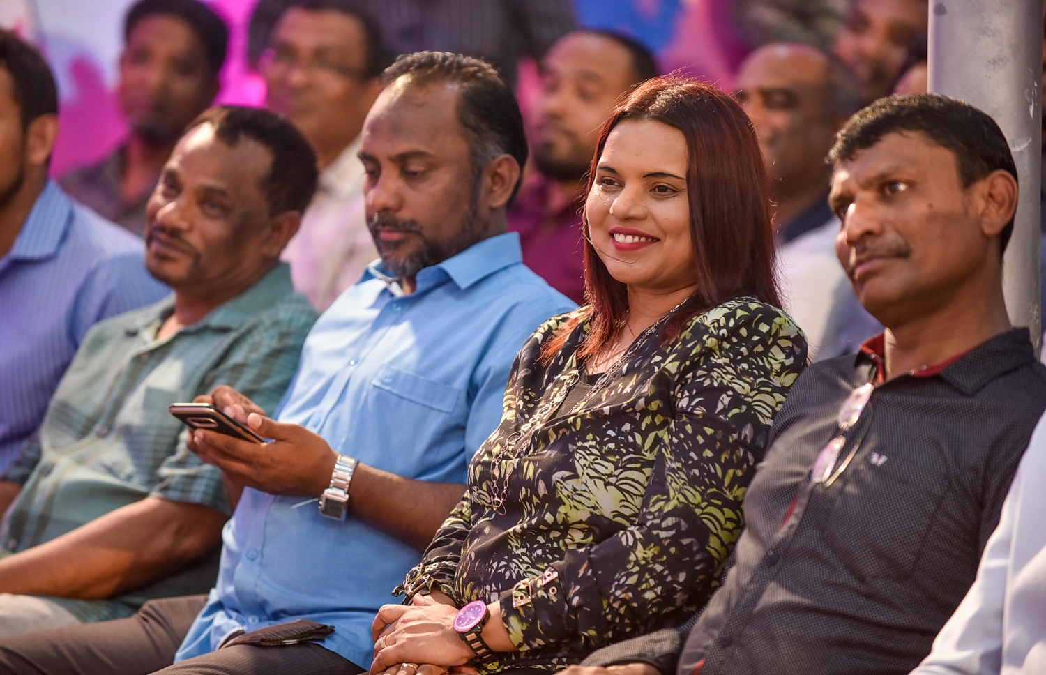 މާލެ: ފެބްރުއަރީ 6، 2018- ޖަލު ހުކުމް ތަންފީޒު ކުރަމުން ގެންދަވާ ސިޔާސީ ނުވަ ބޭފުޅަކު ދޫކުރުމަށާއި ސުޕްރީމް ކޯޓުގެ މައްސަލަތަައް ޖުޑީޝަލް ސާވިސް ކޮމިޝަން (ޖޭއެސްސީ) އަށް ނުބެލޭނެ ކަމަށް ކަނޑައަޅައި ނެރުނު އަމުރުގައި ހިމެނޭ އެ ދެ ބައި ސުޕްރީމް ކޯޓުން ބާތިލް ކުރުމުގެ އުފަލުގައި ޕީޕީއެމުން ބޭއްވި ޖަލްސާގައި، ބައެއް ވަޒީރުންނާއި ޕީޕީއެމްގެ ބައެއް މެމްބަރުން ބައިވެރިވެވަޑައިގަންނަވަނީ.---ފޮޓޯ: ނިޝާން އަލީ/މިހާރު