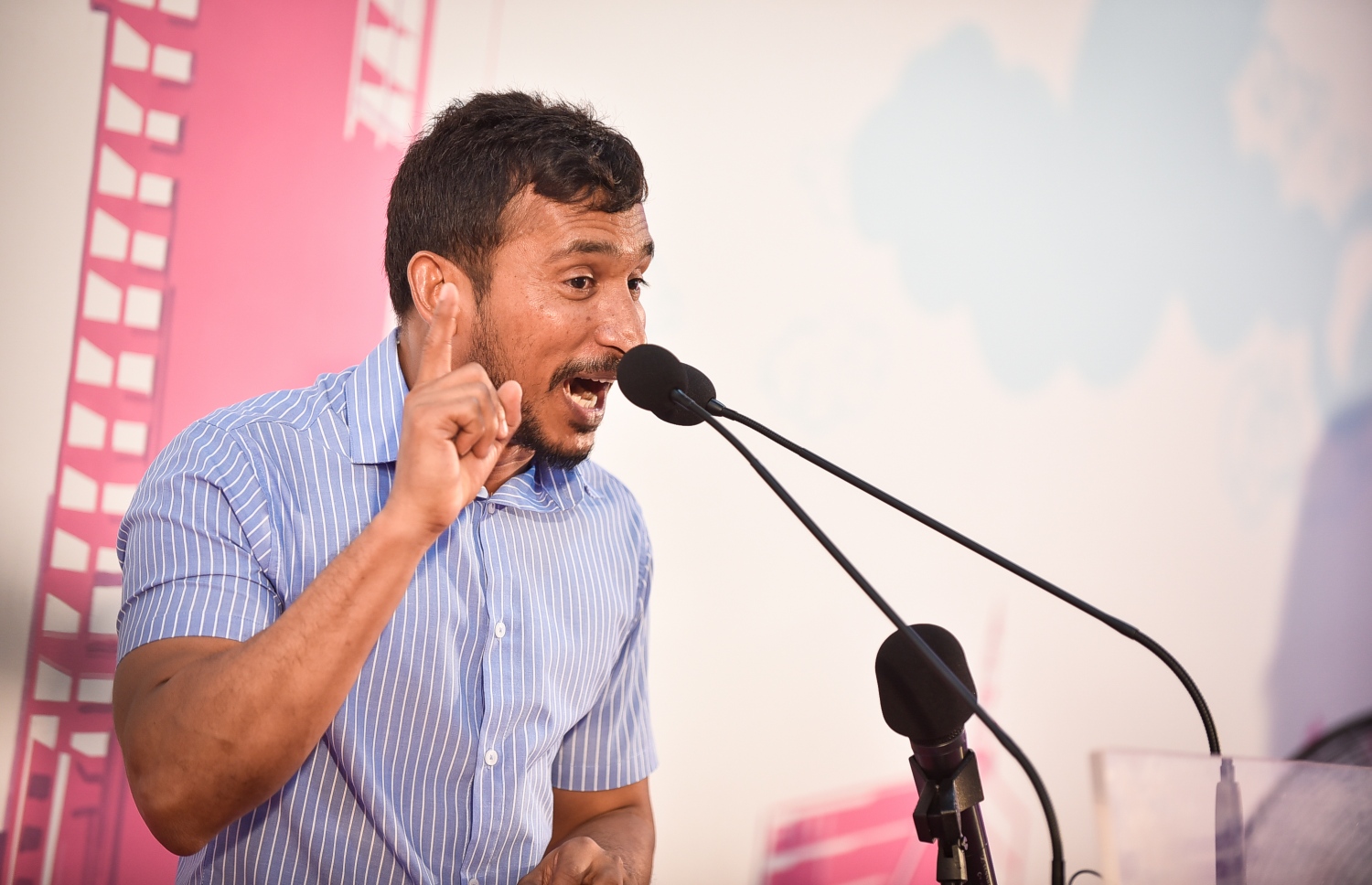 މާލެ: ފެބްރުއަރީ 6، 2018- ޖަލު ހުކުމް ތަންފީޒު ކުރަމުން ގެންދަވާ ސިޔާސީ ނުވަ ބޭފުޅަކު ދޫކުރުމަށާއި ސުޕްރީމް ކޯޓުގެ މައްސަލަތަައް ޖުޑީޝަލް ސާވިސް ކޮމިޝަން (ޖޭއެސްސީ) އަށް ނުބެލޭނެ ކަމަށް ކަނޑައަޅައި ނެރުނު އަމުރުގައި ހިމެނޭ އެ ދެ ބައި ސުޕްރީމް ކޯޓުން ބާތިލް ކުރުމުގެ އުފަލުގައި ޕީޕީއެމުން ބޭއްވި ޖަލްސާގައި، މެމްބަރު ފަލާހް ވާހަކަ ދައްކަވަނީ.---ފޮޓޯ: ނިޝާން އަލީ/މިހާރު