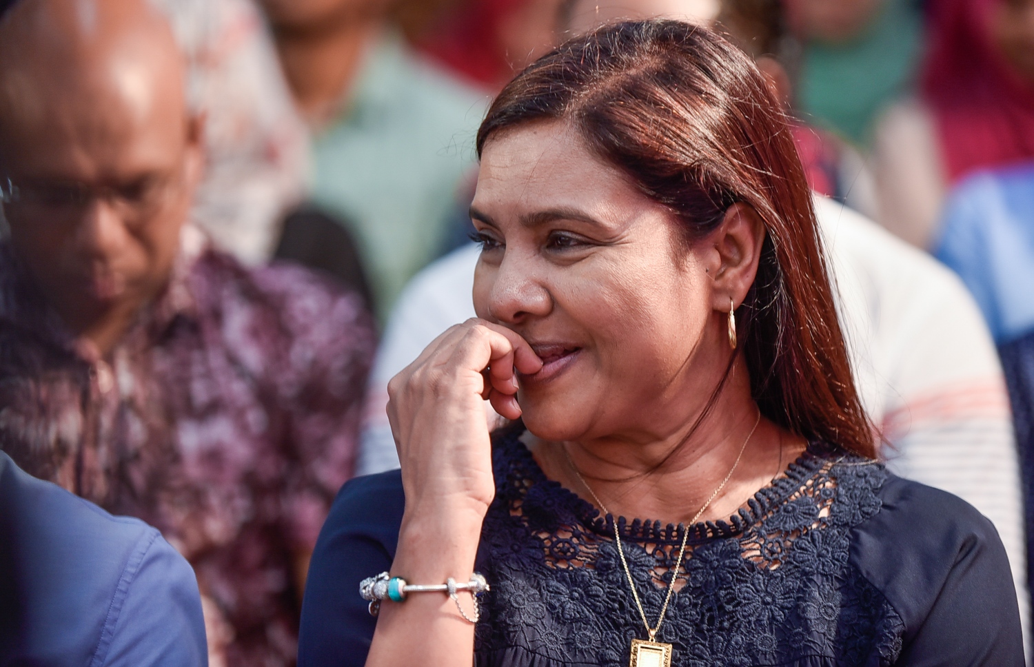 މާލެ: ފެބްރުއަރީ 6، 2018- ޖަލު ހުކުމް ތަންފީޒު ކުރަމުން ގެންދަވާ ސިޔާސީ ނުވަ ބޭފުޅަކު ދޫކުރުމަށާއި ސުޕްރީމް ކޯޓުގެ މައްސަލަތަައް ޖުޑީޝަލް ސާވިސް ކޮމިޝަން (ޖޭއެސްސީ) އަށް ނުބެލޭނެ ކަމަށް ކަނޑައަޅައި ނެރުނު އަމުރުގައި ހިމެނޭ އެ ދެ ބައި ސުޕްރީމް ކޯޓުން ބާތިލް ކުރުމުގެ އުފަލުގައި ޕީޕީއެމުން ބޭއްވި ޖަލްސާގައި، އެޑިއުކޭޝަން މިނިސްޓަރު ޑރ. އާއިޝަތު ޝިހާމް ބައިވެރިވެވަޑައިގަންނަވަނީ.---ފޮޓޯ: ނިޝާން އަލީ/މިހާރު