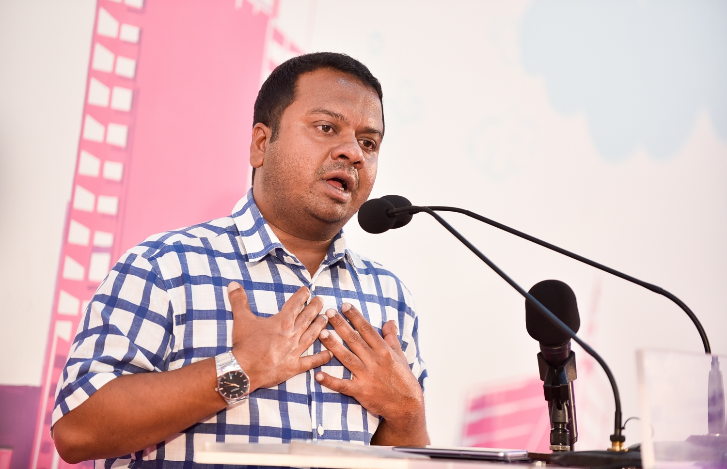 މާލެ: ފެބްރުއަރީ 6، 2018- ޖަލު ހުކުމް ތަންފީޒު ކުރަމުން ގެންދަވާ ސިޔާސީ ނުވަ ބޭފުޅަކު ދޫކުރުމަށާއި ސުޕްރީމް ކޯޓުގެ މައްސަލަތަައް ޖުޑީޝަލް ސާވިސް ކޮމިޝަން (ޖޭއެސްސީ) އަށް ނުބެލޭނެ ކަމަށް ކަނޑައަޅައި ނެރުނު އަމުރުގައި ހިމެނޭ އެ ދެ ބައި ސުޕްރީމް ކޯޓުން ބާތިލް ކުރުމުގެ އުފަލުގައި ޕީޕީއެމުން ބޭއްވި ޖަލްސާގައި ސްރީ ލަންކާގައި ހުންނަވާ ދިވެހި ސަފީރު މުހައްމަދު ހުސެއިން ޝަރީފް (މުންދު) ވާހަކަ ދައްކަވަނީ.---ފޮޓޯ: ނިޝާން އަލީ/މިހާރު