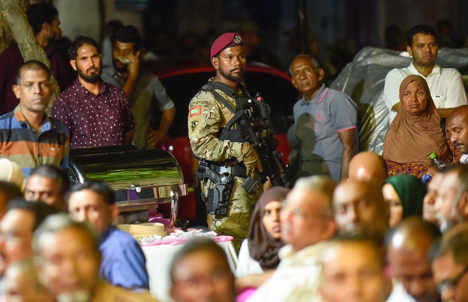 މާލެ: ފެބްރުއަރީ 6، 2018- ޕީޕީއެމްގެ "ރުމާލު 2" ޖަގަހައިގައި ބޭއްވި ޖަލްސާއަށް ރައީސް ޔާމީން ވަޑައިގަތުމުން، އެމަނިކުފާނުގެ ސަލާމަތީ ކަންކަން އެމްއެންޑީއެފްގެ ސެޕެޝަލް ފޯސަސްގެ މީހަކު ހަތިޔާރާއެކު ހަރަކާތްތެރިވަނީ: މި ޖަލްސާ ބޭއްވީ ޖަލު ހުކުމް ތަންފީޒު ކުރަމުން ގެންދަވާ ސިޔާސީ ނުވަ ބޭފުޅަކު ދޫކުރުމަށާއި ސުޕްރީމް ކޯޓުގެ މައްސަލަތަައް ޖުޑީޝަލް ސާވިސް ކޮމިޝަން (ޖޭއެސްސީ) އަށް ނުބެލޭނެ ކަމަށް ކަނޑައަޅައި ނެރުނު އަމުރުގައި ހިމެނޭ އެ ދެ ބައި ސުޕްރީމް ކޯޓުން ބާތިލް ކުރުމުގެ އުފަލުގައި.---ފޮޓޯ: ނިޝާން އަލީ/މިހާރު