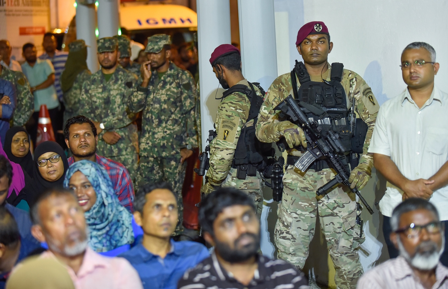 މާލެ: ފެބްރުއަރީ 6، 2018- ޕީޕީއެމްގެ "ރުމާލު 2" ޖަގަހައިގައި ބޭއްވި ޖަލްސާއަށް ރައީސް ޔާމީން ވަޑައިގަތުމުން، އެމަނިކުފާނުގެ ސަލާމަތީ ކަންކަން އެމްއެންޑީއެފްގެ ސެޕެޝަލް ފޯސަސްއިން ހަތިޔާރާއެކު ހަރަކާތްތެރިވަނީ: މި ޖަލްސާ ބޭއްވީ ޖަލު ހުކުމް ތަންފީޒު ކުރަމުން ގެންދަވާ ސިޔާސީ ނުވަ ބޭފުޅަކު ދޫކުރުމަށާއި ސުޕްރީމް ކޯޓުގެ މައްސަލަތަައް ޖުޑީޝަލް ސާވިސް ކޮމިޝަން (ޖޭއެސްސީ) އަށް ނުބެލޭނެ ކަމަށް ކަނޑައަޅައި ނެރުނު އަމުރުގައި ހިމެނޭ އެ ދެ ބައި ސުޕްރީމް ކޯޓުން ބާތިލް ކުރުމުގެ އުފަލުގައި.---ފޮޓޯ: ނިޝާން އަލީ/މިހާރު