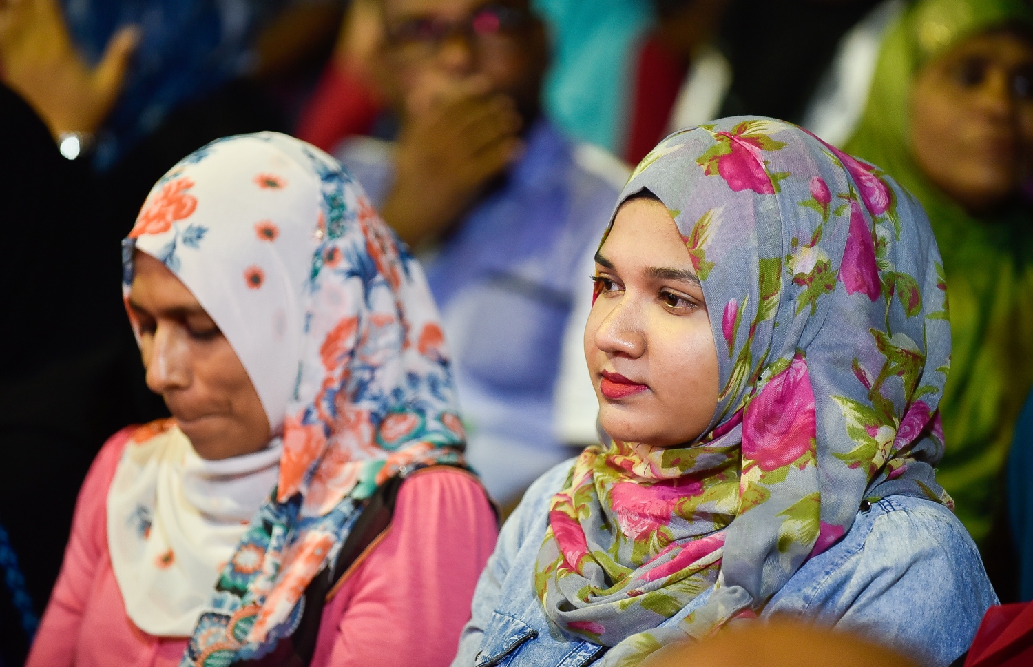 މާލެ: ފެބްރުއަރީ 6، 2018- ޖަލު ހުކުމް ތަންފީޒު ކުރަމުން ގެންދަވާ ސިޔާސީ ނުވަ ބޭފުޅަކު ދޫކުރުމަށާއި ސުޕްރީމް ކޯޓުގެ މައްސަލަތަައް ޖުޑީޝަލް ސާވިސް ކޮމިޝަން (ޖޭއެސްސީ) އަށް ނުބެލޭނެ ކަމަށް ކަނޑައަޅައި ނެރުނު އަމުރުގައި ހިމެނޭ އެ ދެ ބައި ސުޕްރީމް ކޯޓުން ބާތިލް ކުރުމުގެ އުފަލުގައި ޕީޕީއެމުން ބޭއްވި ޖަލްސާގައި ބައިވެރިވި ބައެއް މީހުން.---ފޮޓޯ: ނިޝާން އަލީ/މިހާރު