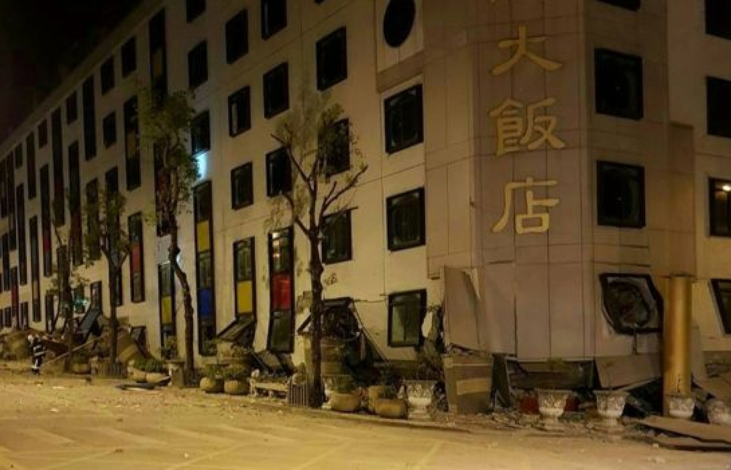 ޓައިވާނަށް އައި ބިންހެލުމުގައި އިމާރާތެއް ގަނބައިގެން ގޮސްފައި. --ފޮޓޯ:އޭއެފްޕީ