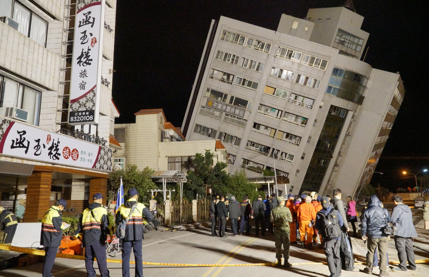 ޓައިވާނަށް އައި ބިންހެލުމުގައި އިމާރާތެއް އަރި އަޅާލާފައި. --ފޮޓޯ:އޭއެފްޕީ