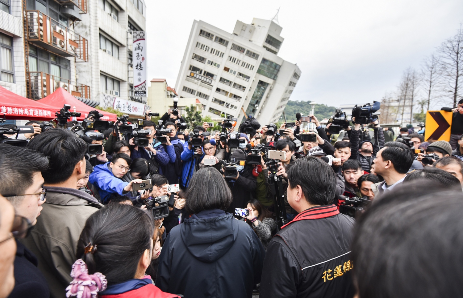 ޓައިވާނަށް އައި ބިންހެލުމުގައި އިމާރާތެއް އަރި އަޅާލާފައި. --ފޮޓޯ:އޭއެފްޕީ