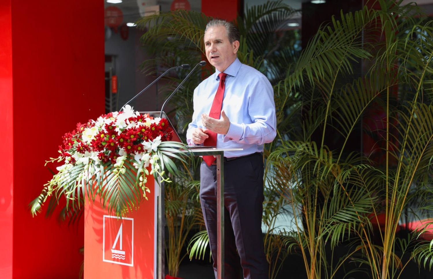 ވިލިމާލެ އަށް ސެލްފް ސާވިސް ބޭންކިންގެ ޚިދުމަތް ތައާރަފު ކުރުމަށް އިއްޔެ ބޭއްވި ރަސްމިއްޔާތުގައި ބީއެމްއެލްގެ ސީއީއޯ އެންޑްރޫ ވާހަކަ ދައްކަވަނީ.