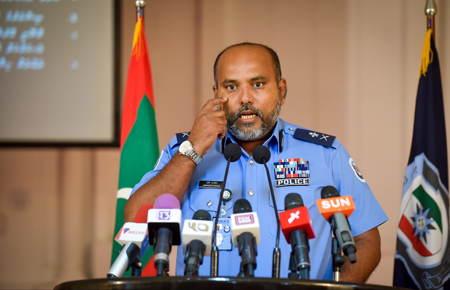 ކުރީގެ ރައީސް މައުމޫނާއި އުއްތަމަ ފަނޑިޔާރާއި ފަނޑިޔާރު އަލީ ހަމީދު އަދި ޖުޑީޝަލް އެޑްމިނިސްޓްރޭޓަރު ހަސަނަށް ކުރާ ތުހުމަތުތަކާ ގުޅޭ ގޮތުން އެކްޓިން ޕޮލިސް ކޮމިޝަނަރު ނަވާޒް މިއަދު މީޑިއާއާ ވާހަކަ ދައްކަވަނީ.---ފޮޓޯ: ނިޝާން އަލީ/މިހާރު