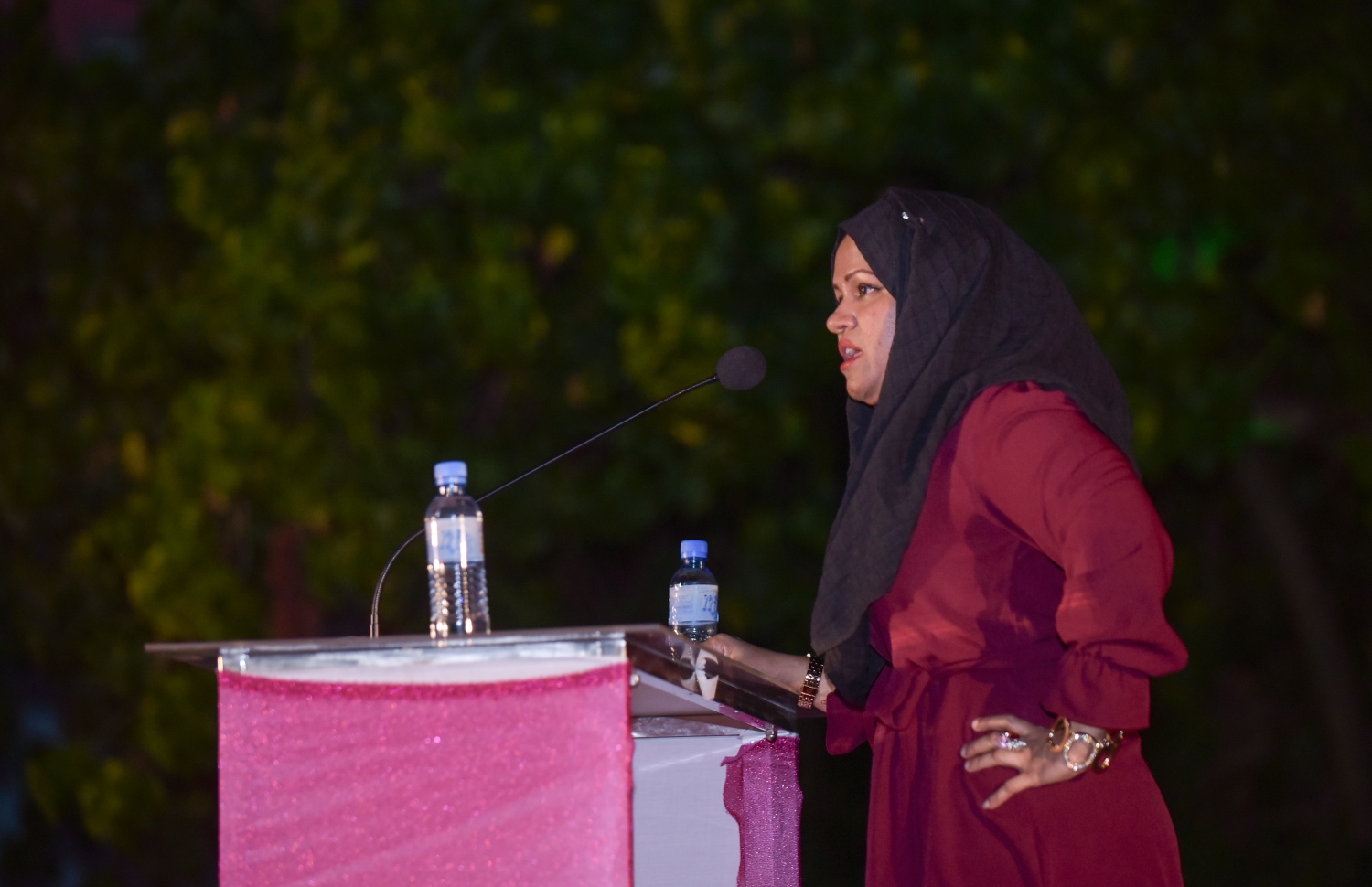 މާލެ: ފެބްރުއަރީ 7، 2018- ރައީސް ޔާމީނަށް އޮތް ތާއީދު ހާމަކުރުމަށް، ޕީޕީއެމްގެ އަންހެނުންތަކެއް އިސް ނަގައިގެން ބޭއްވި ޖަލްސާގައި ބައިވެރިވި މީހަކު ވާހަކަ ދައްކަވަނީ: "ގައުމަށްޓަކައި އަންހެނުން" ގެ ނަމުގައި ބޭއްވި ޖަލްސާއަށް ބޮޑު ތަރުހީބެއް ލިބުނު.---ފޮޓޯ: ހުސެއިން ވަހީދު/މިހާރު