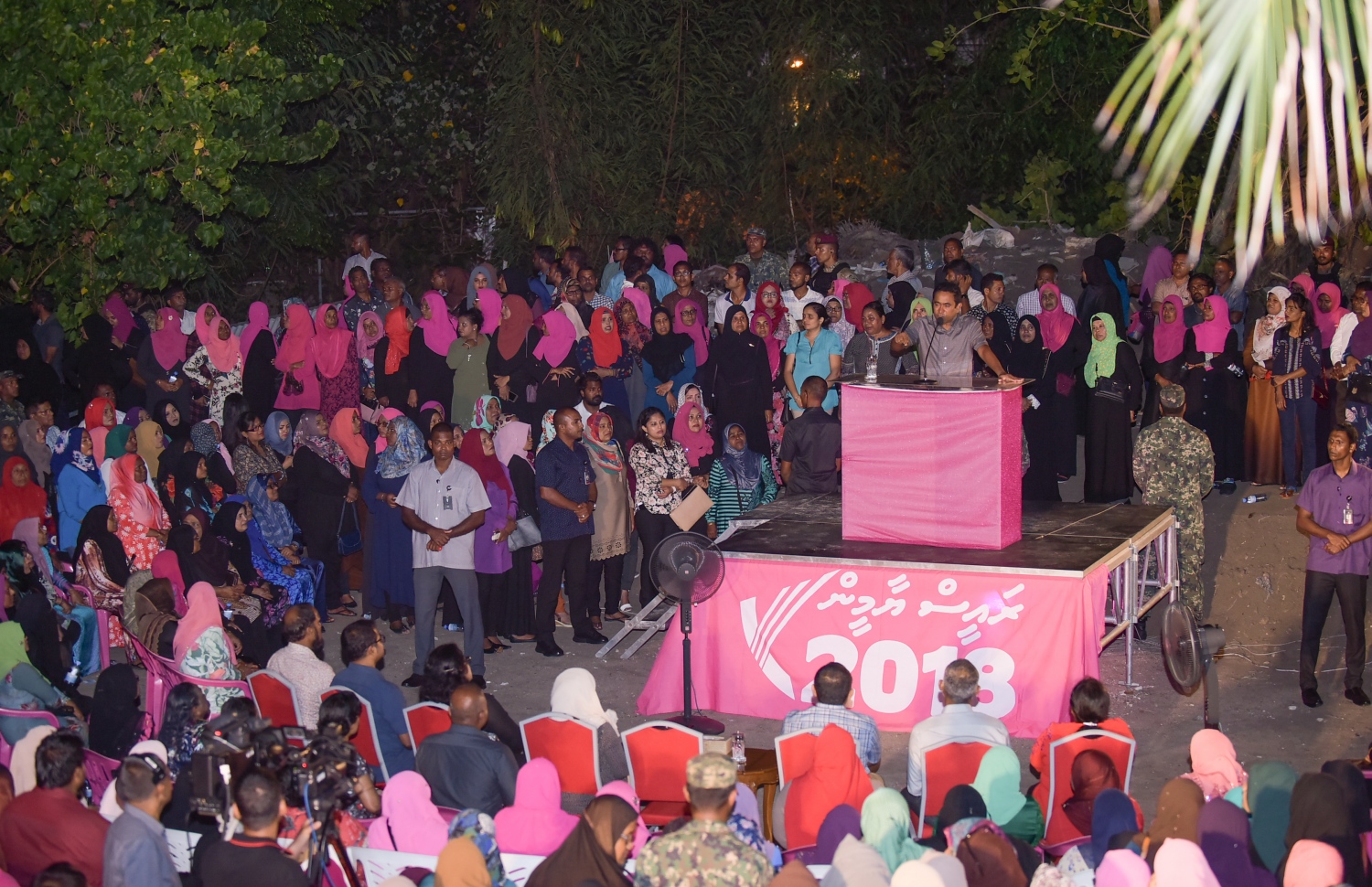 މާލެ: ފެބްރުއަރީ 7، 2018- ރައީސް ޔާމީނަށް އޮތް ތާއީދު ހާމަކުރުމަށް، ޕީޕީއެމްގެ އަންހެނުންތަކެއް އިސް ނަގައިގެން ބޭއްވި ޖަލްސާގައި ރައީސް ޔާމީން ވާހަކަފުޅު ދައްކަވަނީ: "ގައުމަށްޓަކައި އަންހެނުން" ގެ ނަމުގައި ބޭއްވި ޖަލްސާއަށް ބޮޑު ތަރުހީބެއް ލިބުނު.---ފޮޓޯ: ހުސެއިން ވަހީދު/މިހާރު