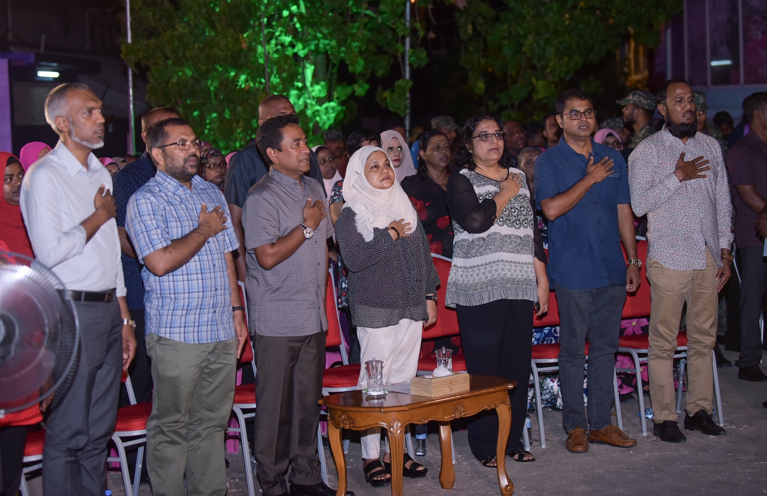 މިރޭގެ ޖަލްސާ ނިންމާލަމުން ރައީސް ޔާމީނާއި ވަޒީރުން ގައުމީ ސަލާން ވިދާޅުވަނީ. --ފޮޓޯ: ހުސެއިން ވަހީދު/މިހާރު