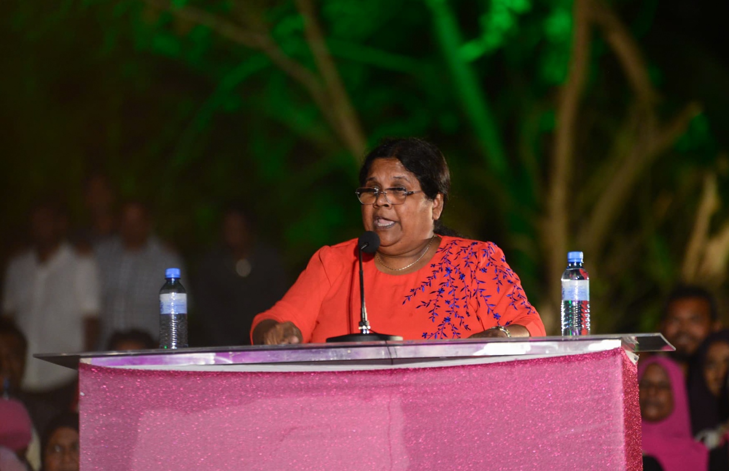 މާލެ: ފެބްރުއަރީ 7، 2018- ރައީސް ޔާމީނަށް އޮތް ތާއީދު ހާމަކުރުމަށް، ޕީޕީއެމްގެ އަންހެނުންތަކެއް އިސް ނަގައިގެން ބޭއްވި ޖަލްސާގައި މާފަންނު މެދު ދާއިރާގެ މެމްބަރު އަސްމާ ރަޝީދު ވާހަކަ ދައްކަވަނީ: "ގައުމަށްޓަކައި އަންހެނުން" ގެ ނަމުގައި ބޭއްވި ޖަލްސާއަށް ބޮޑު ތަރުހީބެއް ލިބުނު.---ފޮޓޯ: ހުސެއިން ވަހީދު/މިހާރު