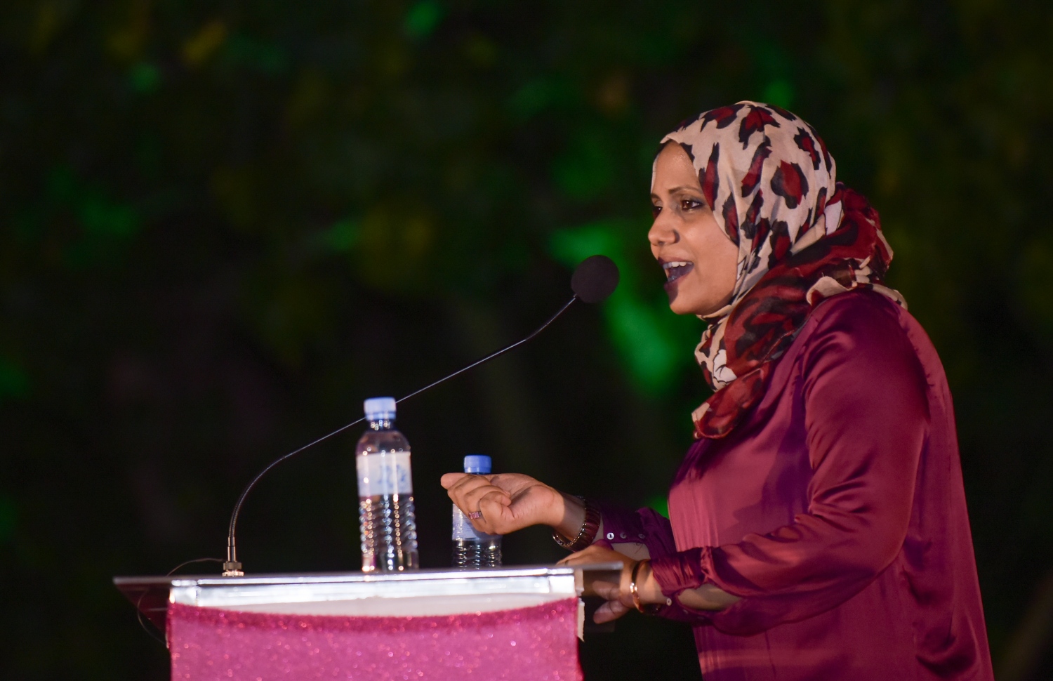 މާލެ: ފެބްރުއަރީ 7، 2018- ރައީސް ޔާމީނަށް އޮތް ތާއީދު ހާމަކުރުމަށް، ޕީޕީއެމްގެ އަންހެނުންތަކެއް އިސް ނަގައިގެން ބޭއްވި ޖަލްސާގައި ބައިވެރިވި މީހަކު ވާހަކަ ދައްކަވަނީ: "ގައުމަށްޓަކައި އަންހެނުން" ގެ ނަމުގައި ބޭއްވި ޖަލްސާއަށް ބޮޑު ތަރުހީބެއް ލިބުނު.---ފޮޓޯ: ހުސެއިން ވަހީދު/މިހާރު