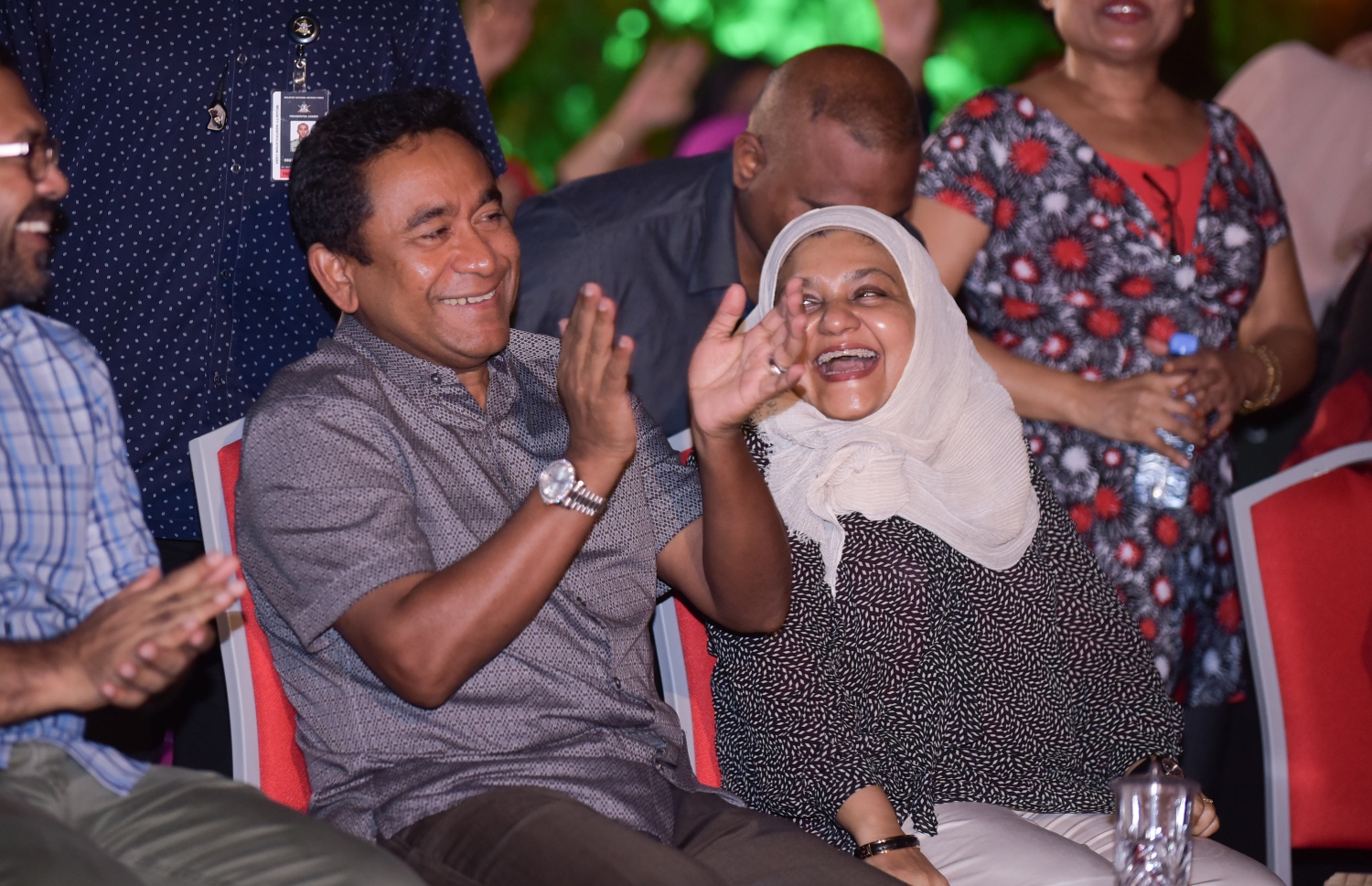 މާލެ: ފެބްރުއަރީ 7، 2018- ރައީސް ޔާމީނަށް އޮތް ތާއީދު ހާމަކުރުމަށް، ޕީޕީއެމްގެ އަންހެނުންތަކެއް އިސް ނަގައިގެން ބޭއްވި ޖަލްސާގައި ރައީސް ޔާމީންގެ ދެކަނބަލުން ބައިވެރިވެވަޑައިގަންނަވަނީ: "ގައުމަށްޓަކައި އަންހެނުން" ގެ ނަމުގައި ބޭއްވި ޖަލްސާއަށް ބޮޑު ތަރުހީބެއް ލިބުނު.---ފޮޓޯ: ހުސެއިން ވަހީދު/މިހާރު