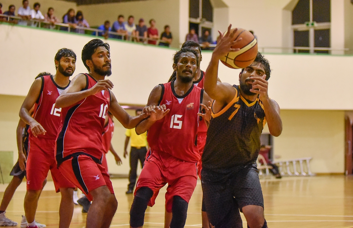 ޓީރެކްސް އާއި ސްޓިންގާސް ކުޅުނު މެޗުގެ ތެރެއިން. --ފޮޓޯ: ނިޝާން އަލީ/ މިހާރު