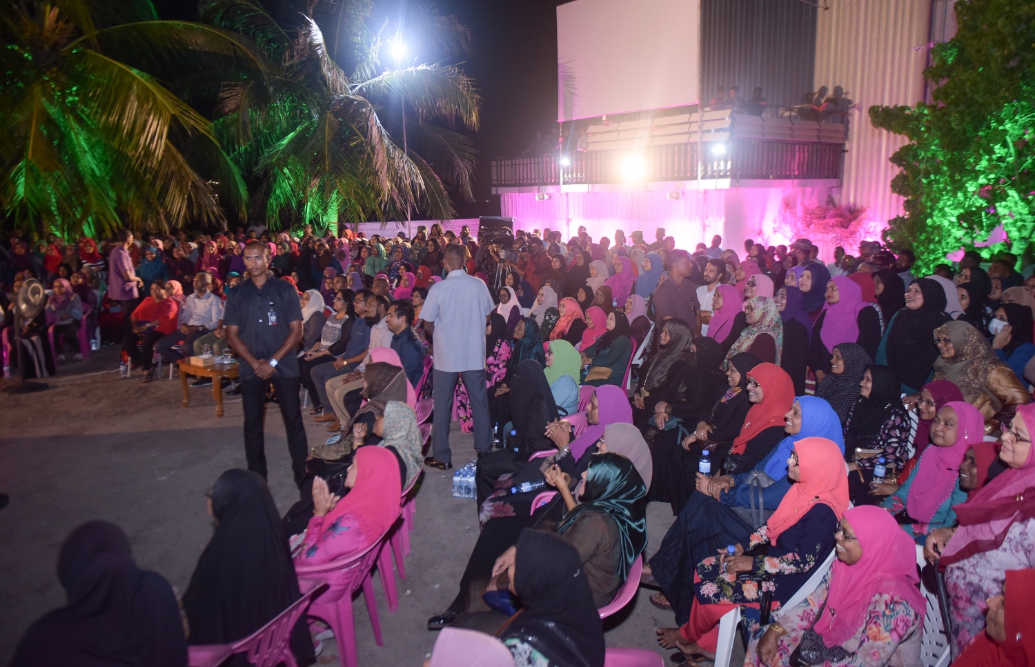 މާލެ: ފެބްރުއަރީ 7، 2018- ރައީސް ޔާމީނަށް އޮތް ތާއީދު ހާމަކުރުމަށް، ޕީޕީއެމްގެ އަންހެނުންތަކެއް އިސް ނަގައިގެން ބޭއްވި ޖަލްސާގައި ބައިވެރިވި މީހުން: "ގައުމަށްޓަކައި އަންހެނުން" ގެ ނަމުގައި ބޭއްވި ޖަލްސާއަށް ބޮޑު ތަރުހީބެއް ލިބުނު.---ފޮޓޯ: ހުސެއިން ވަހީދު/މިހާރު