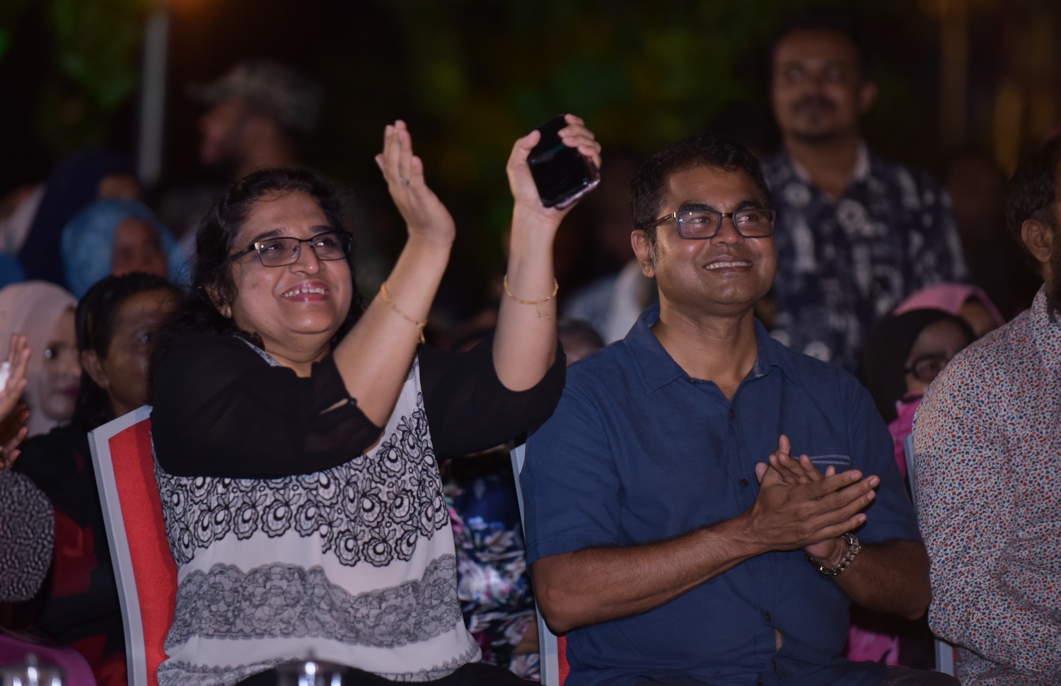 ފެބްރުއަރީ 8، 2018: ސުޕްރީމް ކޯޓުގެ ފެބްރުއަރީ 1 ގެ އަމުރަށް ފަހު ކުއްލި ނުރައްކަލުގެ ހާލަތު އިއުލާންކޮށް، ރައީސް ޔާމީނަށް ލިބިވަޑައިގެންނެވި ސިޔާސީ ކާމިޔާބު ފާހަގަކުރަން ބޭއްވި ހަފުލާއެއްގައި އޭރުގެ އެންވަޔަމަންޓް މިނިސްޓަރު ތޯރިގް (ކ) އަދި އާޒިމާ އުފާފާޅުކުރައްވަނީ --ފޮޓޯ: ހުސައިން ވަހީދު/މިހާރު