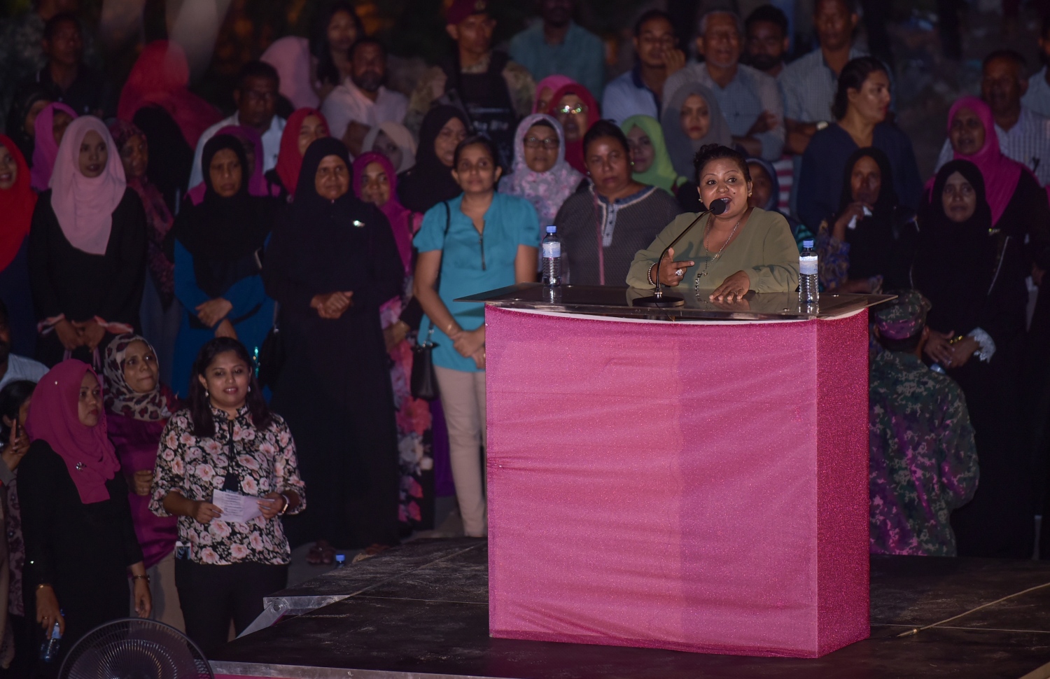 މާލެ: ފެބްރުއަރީ 7، 2018- ރައީސް ޔާމީނަށް އޮތް ތާއީދު ހާމަކުރުމަށް، ޕީޕީއެމްގެ އަންހެނުންތަކެއް އިސް ނަގައިގެން ބޭއްވި ޖަލްސާގައި ބައިވެރިވި މީހަކު ވާހަކަ ދައްކަވަނީ: "ގައުމަށްޓަކައި އަންހެނުން" ގެ ނަމުގައި ބޭއްވި ޖަލްސާއަށް ބޮޑު ތަރުހީބެއް ލިބުނު.---ފޮޓޯ: ހުސެއިން ވަހީދު/މިހާރު