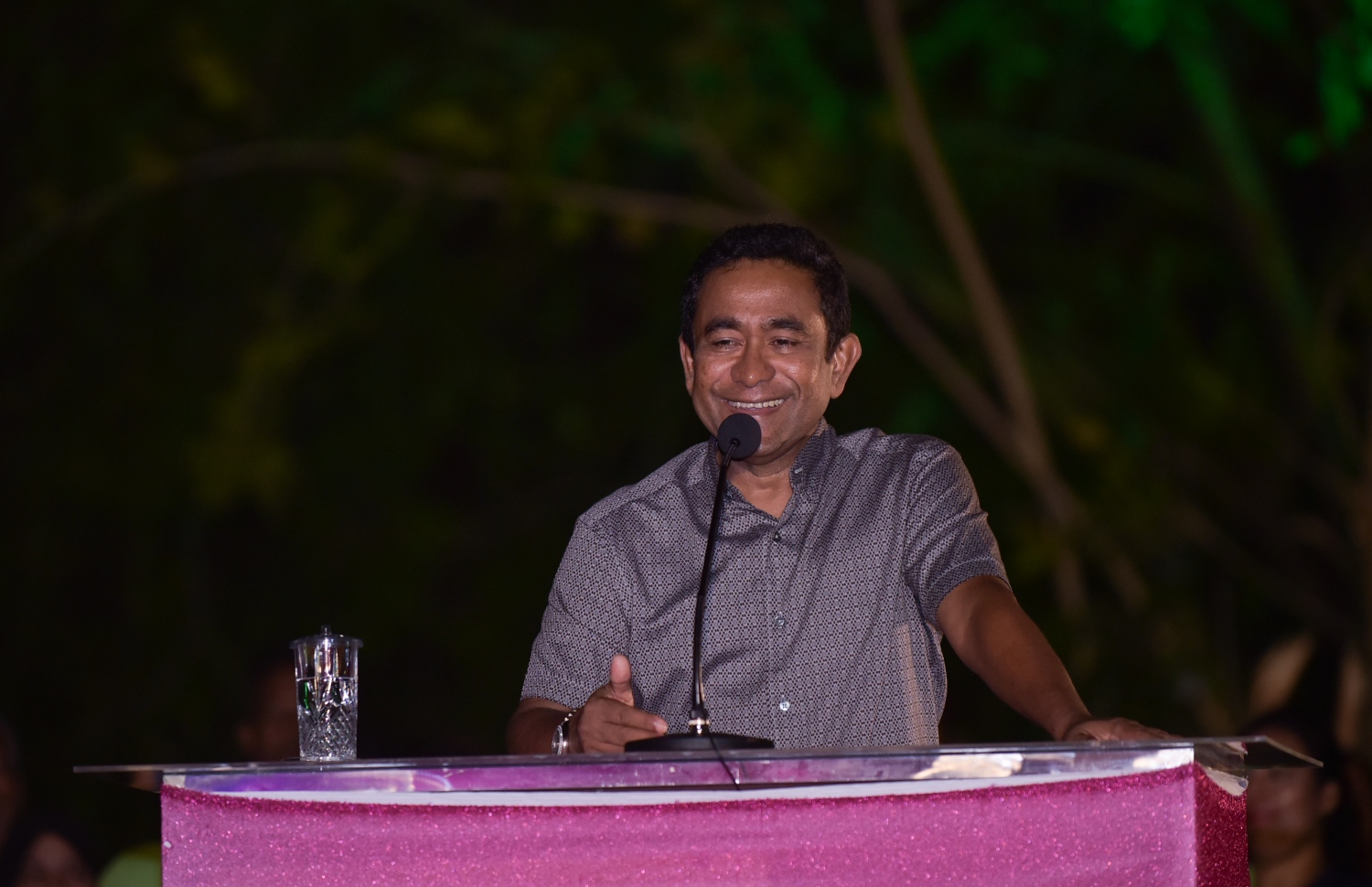 މާލެ: ފެބްރުއަރީ 7، 2018- ރައީސް ޔާމީނަށް އޮތް ތާއީދު ހާމަކުރުމަށް، ޕީޕީއެމްގެ އަންހެނުންތަކެއް އިސް ނަގައިގެން ބޭއްވި ޖަލްސާގައި ރައީސް ޔާމީން ވާހަކަފުޅު ދައްކަވަނީ: "ގައުމަށްޓަކައި އަންހެނުން" ގެ ނަމުގައި ބޭއްވި ޖަލްސާއަށް ބޮޑު ތަރުހީބެއް ލިބުނު.---ފޮޓޯ: ހުސެއިން ވަހީދު/މިހާރު