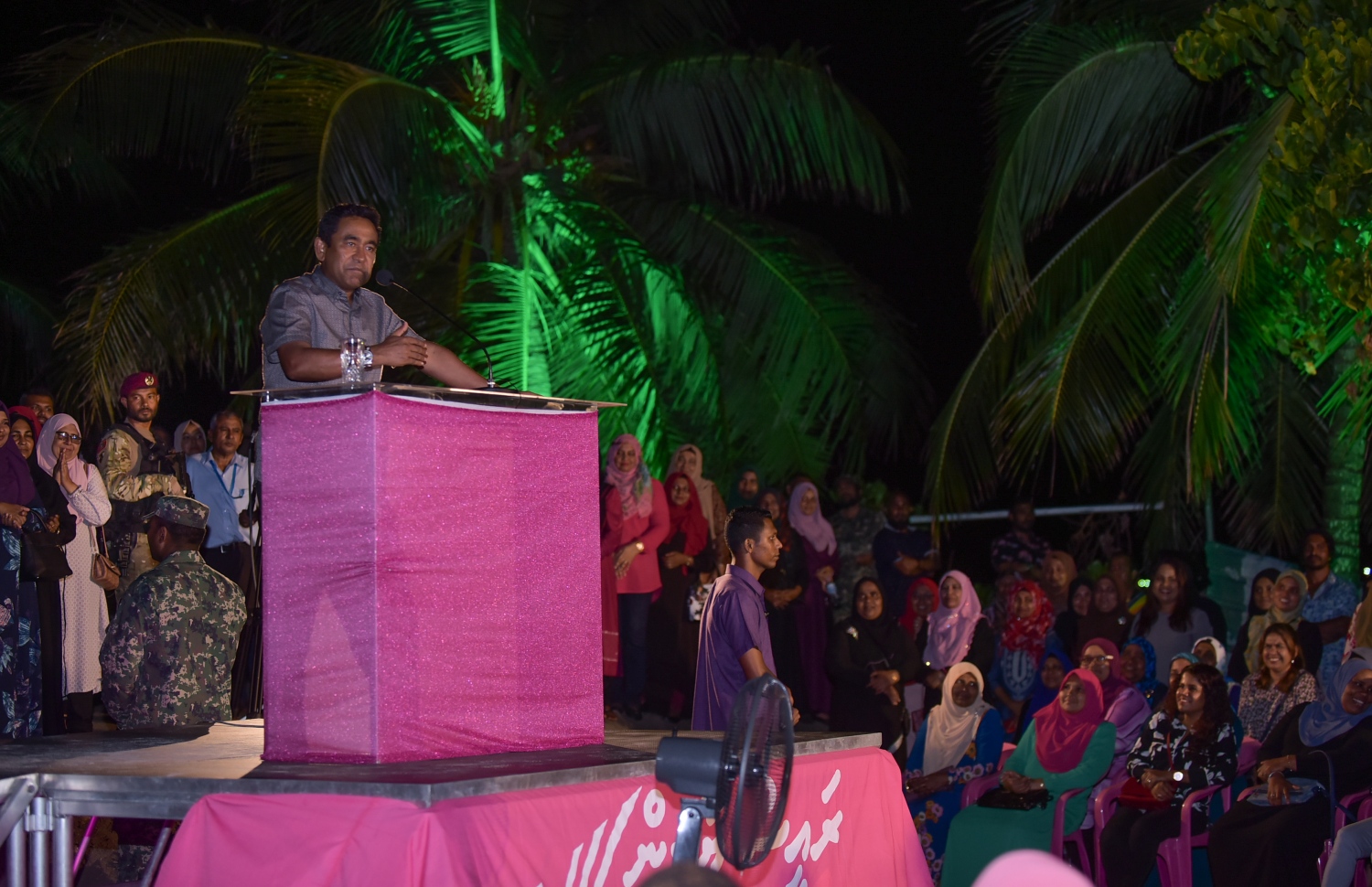 މާލެ: ފެބްރުއަރީ 7، 2018- ރައީސް ޔާމީނަށް އޮތް ތާއީދު ހާމަކުރުމަށް، ޕީޕީއެމްގެ އަންހެނުންތަކެއް އިސް ނަގައިގެން ބޭއްވި ޖަލްސާގައި ރައީސް ޔާމީން ވާހަކަފުޅު ދައްކަވަނީ: "ގައުމަށްޓަކައި އަންހެނުން" ގެ ނަމުގައި ބޭއްވި ޖަލްސާއަށް ބޮޑު ތަރުހީބެއް ލިބުނު.---ފޮޓޯ: ހުސެއިން ވަހީދު/މިހާރު