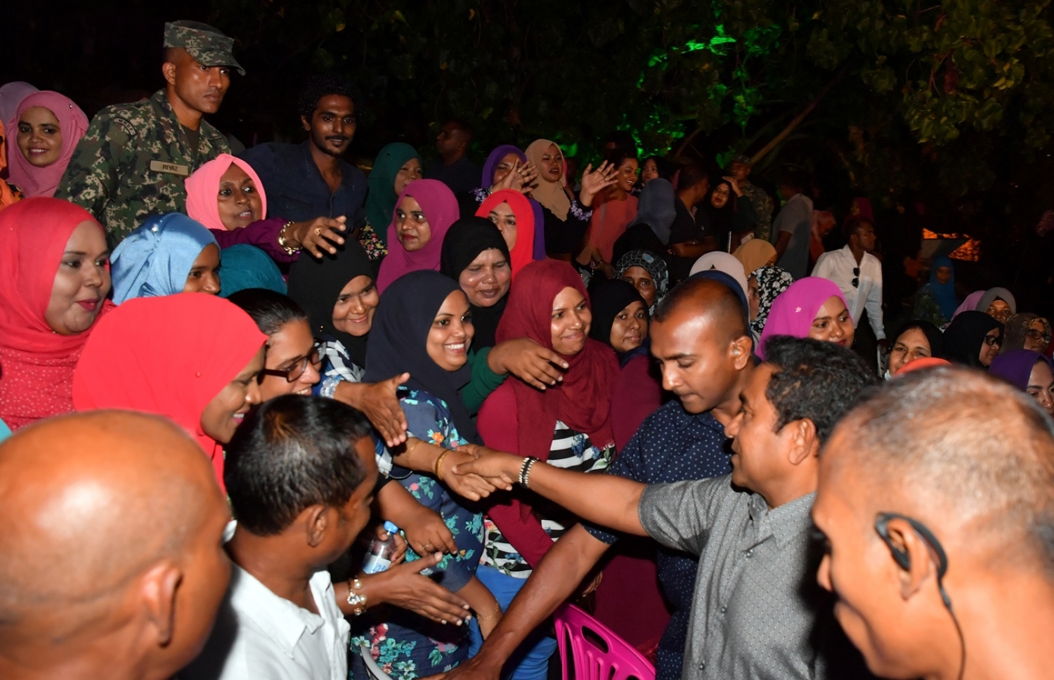 މާލެ: ފެބްރުއަރީ 7، 2018- ރައީސް ޔާމީނަށް އޮތް ތާއީދު ހާމަކުރުމަށް، ޕީޕީއެމްގެ އަންހެނުންތަކެއް އިސް ނަގައިގެން ބޭއްވި ޖަލްސާގައި ބައިވެރިވި މީހުންނަށް އެމަނިކުފާނު ސަލާމް ކުރައްވަނީ: "ގައުމަށްޓަކައި އަންހެނުން" ގެ ނަމުގައި ބޭއްވި ޖަލްސާއަށް ބޮޑު ތަރުހީބެއް ލިބުނު.---ފޮޓޯ: ރައީސް އޮފީސް