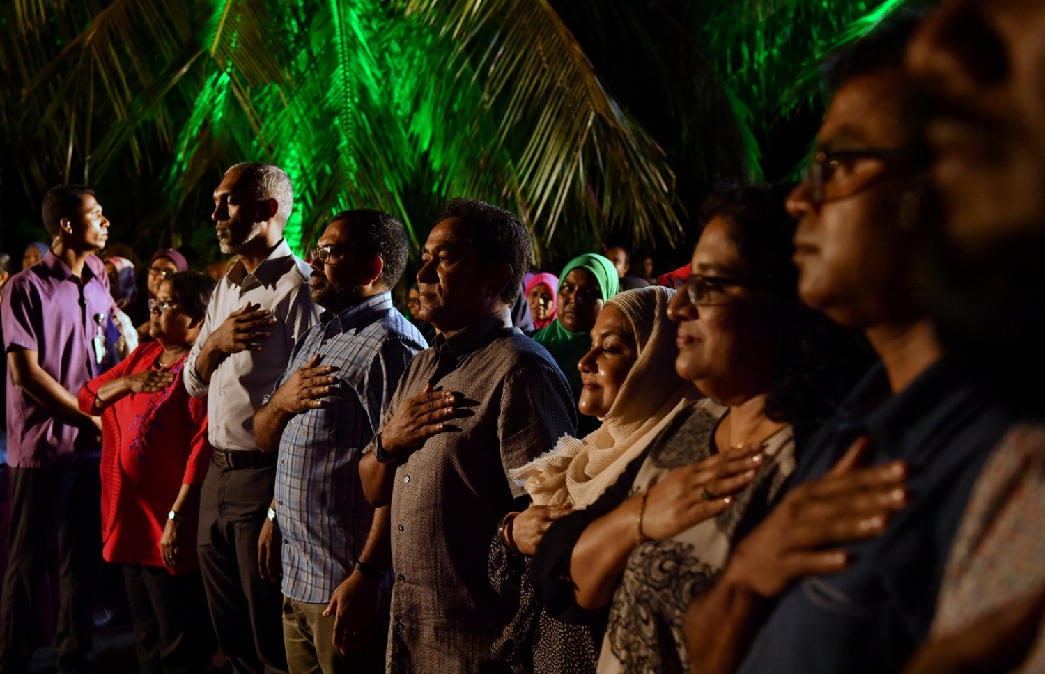 މާލެ: ފެބްރުއަރީ 7، 2018- ރައީސް ޔާމީނަށް އޮތް ތާއީދު ހާމަކުރުމަށް، ޕީޕީއެމްގެ އަންހެނުންތަކެއް އިސް ނަގައިގެން ބޭއްވި ޖަލްސާގައި ރައީސް ޔާމީނާއި ސަރުކާރުގެ ބައެއް އިސް ވެރިން ގައުމީ ސަލާމް ވިދާޅުވަނީ: "ގައުމަށްޓަކައި އަންހެނުން" ގެ ނަމުގައި ބޭއްވި ޖަލްސާއަށް ބޮޑު ތަރުހީބެއް ލިބުނު.---ފޮޓޯ: ރައީސް އޮފީސް