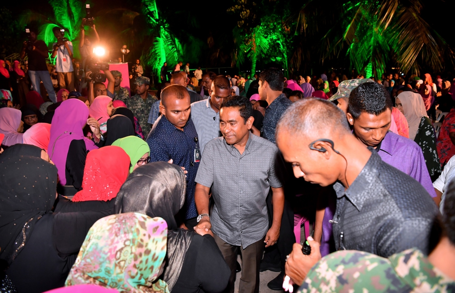 މާލެ: ފެބްރުއަރީ 7، 2018- ރައީސް ޔާމީނަށް އޮތް ތާއީދު ހާމަކުރުމަށް، ޕީޕީއެމްގެ އަންހެނުންތަކެއް އިސް ނަގައިގެން ބޭއްވި ޖަލްސާގައި ބައިވެރިވި މީހުންނަށް އެމަނިކުފާނު ސަލާމް ކުރައްވަނީ: "ގައުމަށްޓަކައި އަންހެނުން" ގެ ނަމުގައި ބޭއްވި ޖަލްސާއަށް ބޮޑު ތަރުހީބެއް ލިބުނު.---ފޮޓޯ: ރައީސް އޮފީސް