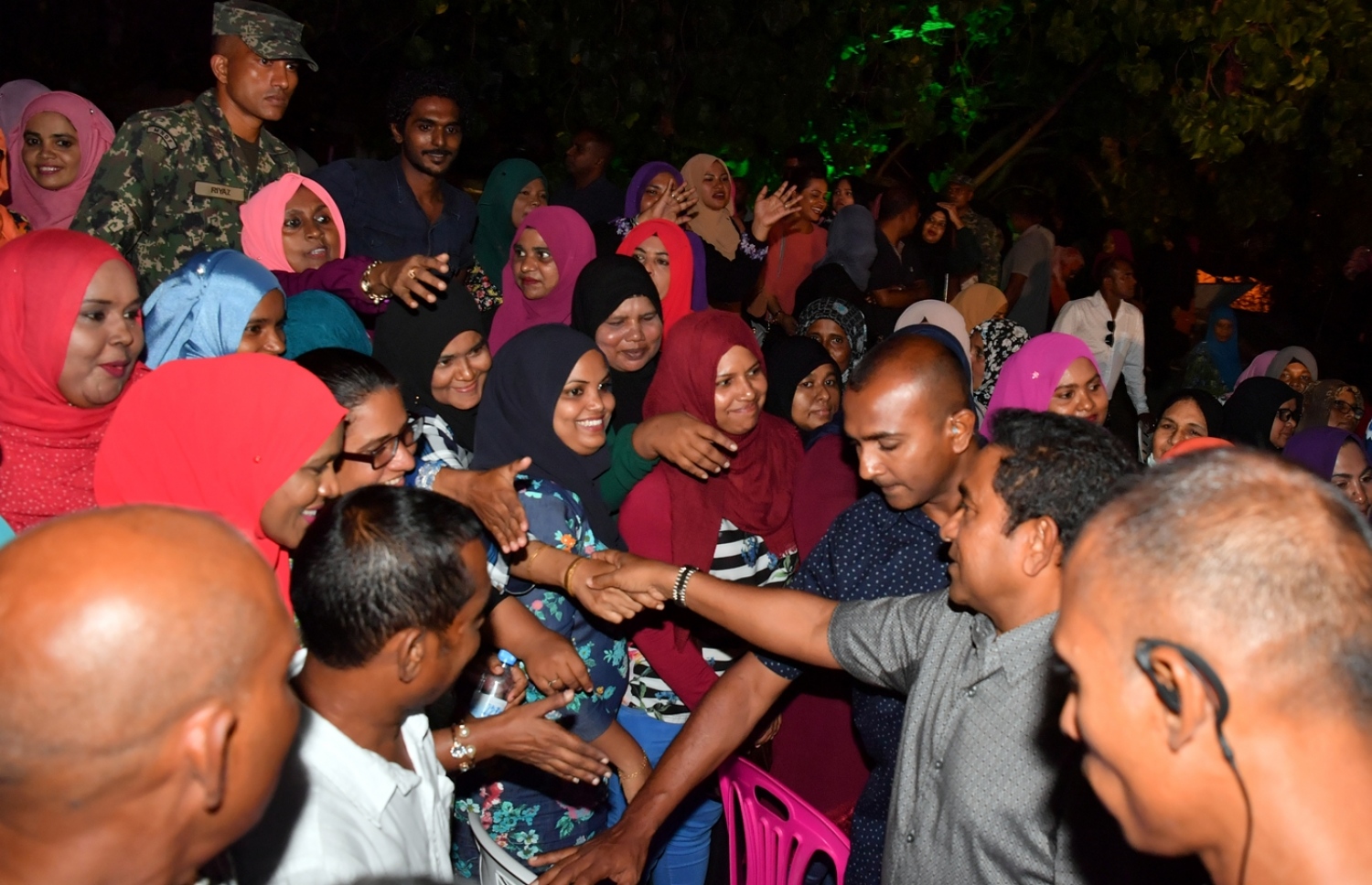 މާލެ: ފެބްރުއަރީ 7، 2018- ރައީސް ޔާމީނަށް އޮތް ތާއީދު ހާމަކުރުމަށް، ޕީޕީއެމްގެ އަންހެނުންތަކެއް އިސް ނަގައިގެން ބޭއްވި ޖަލްސާގައި ބައިވެރިވި މީހުންނަށް އެމަނިކުފާނު ސަލާމް ކުރައްވަނީ: "ގައުމަށްޓަކައި އަންހެނުން" ގެ ނަމުގައި ބޭއްވި ޖަލްސާއަށް ބޮޑު ތަރުހީބެއް ލިބުނު.---ފޮޓޯ: ރައީސް އޮފީސް