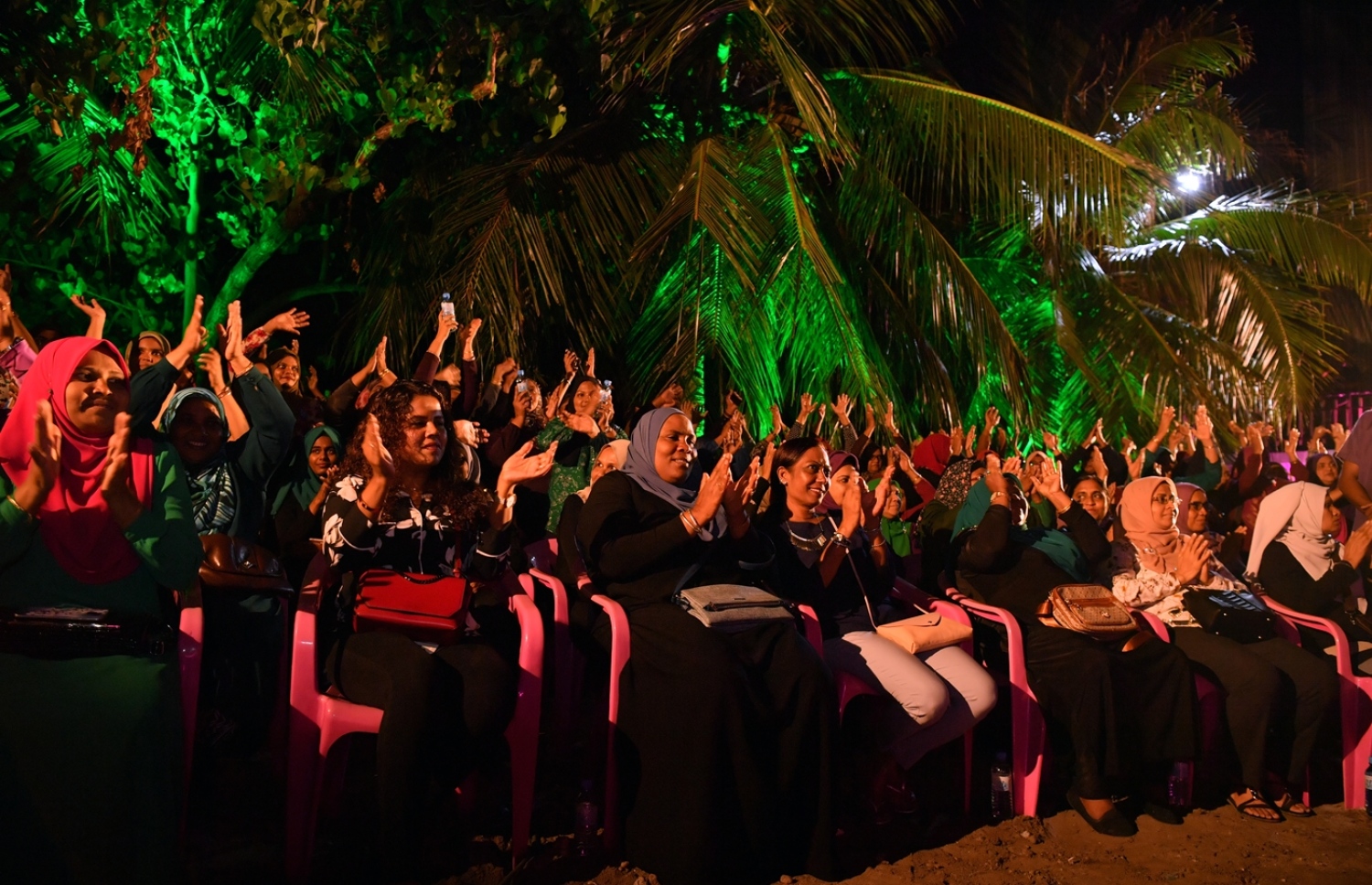 މާލެ: ފެބްރުއަރީ 7، 2018- ޕީޕީއެމްގެ އަންހެނުން އިސް ނަގަގައިގެން ބޭއްވި ޖަލްސާގައި، ރައީސް ޔާމީނަށް ތާއީދު އޮތްކަން ހާމަކޮށް އަތް ނަގަނީ: "ގައުމަށްޓަކައި އަންހެނުން" ގެ ނަމުގައި ބޭއްވި ޖަލްސާއަށް ބޮޑު ތަރުހީބެއް ލިބުނު.---ފޮޓޯ: ރައީސް އޮފީސް