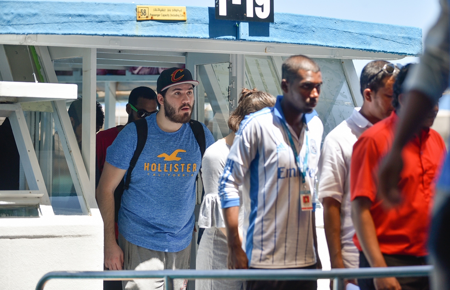 ރަށެއްގައި ޗުއްޓީ ހޭދަކުރަމުން ދިޔަ ޓޫރިސްޓަކު ފެރީއަކުން ފައިބަނީ -- ފައިލް ފޮޓޯ: މިހާރު