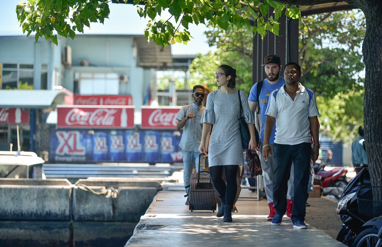 މާލެ އައި ޓޫރިސްޓުންތަކެއް އެއާޕޯޓު ފެރީ ކައިރިން ހިނގާފައި ދަނީ. ފޮޓޯ: ހުސެއިން ވަހީދު /މިހާރު