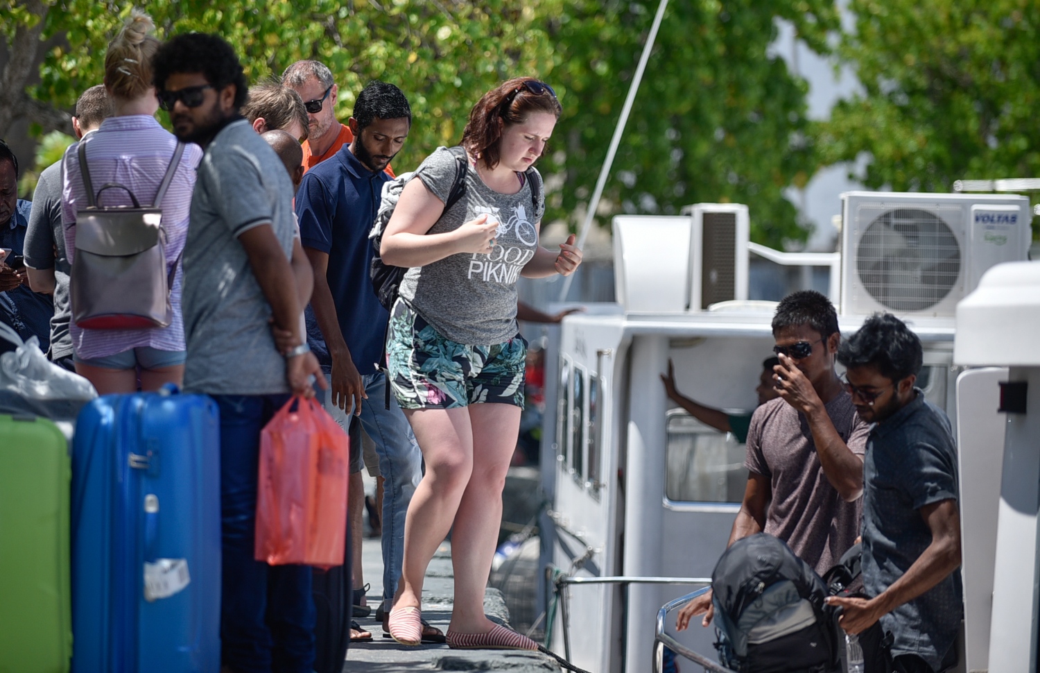 މާލެ އައި ޓޫރިސްޓުންތަކެއް ރިސޯޓަކަށް ދިއުމަށް ލޯންޗަށް އަރަނީ. ފޮޓޯ: ހުސެއިން ވަހީދު /މިހާރު