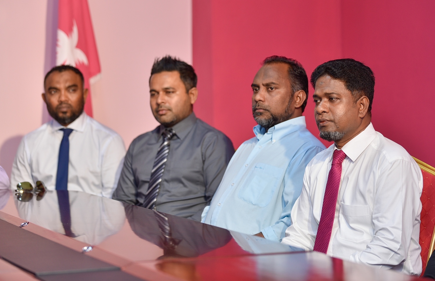 ޕީޕީއެމް އޮފީހުގައި މިއަދު ބޭއްވި ނޫސްވެރިންގެ ބައްދަލުވުމުގައި ބައެއް މެމްބަރުން ބައިވެރިވެވަޑައިގަންނަވަނީ.--- ފޮޓޯ: ހުސެއިން ވަހީދު/ މިހާރު