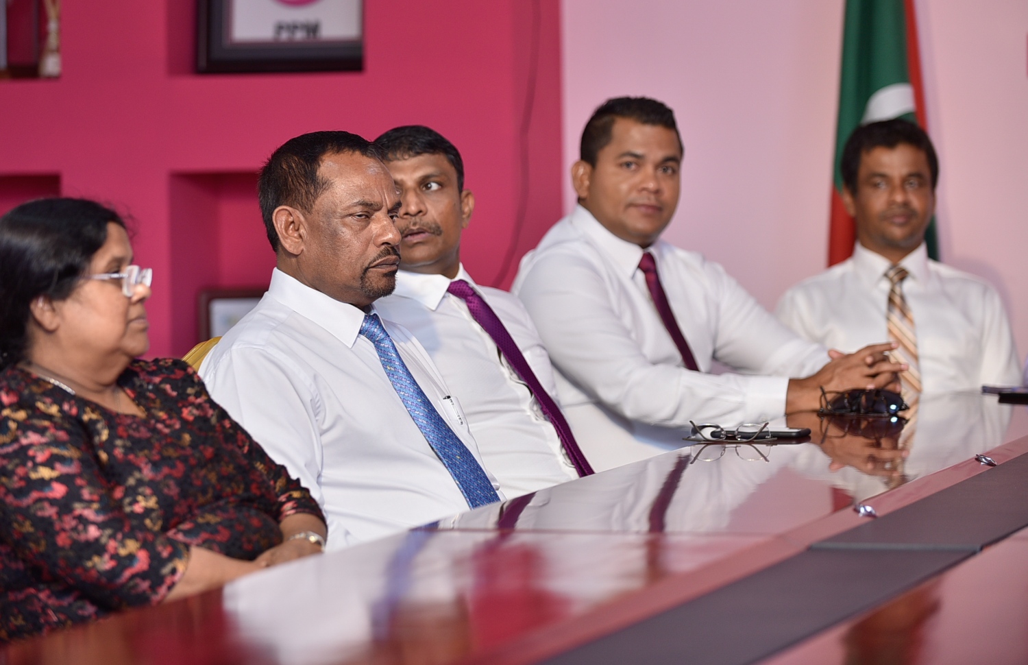 ޕީޕީއެމް އޮފީހުގައި މިއަދު ބޭއްވި ނޫސްވެރިންގެ ބައްދަލުވުމުގައި ބައެއް މެމްބަރުން ބައިވެރިވެވަޑައިގަންނަވަނީ.--- ފޮޓޯ: ހުސެއިން ވަހީދު/ މިހާރު