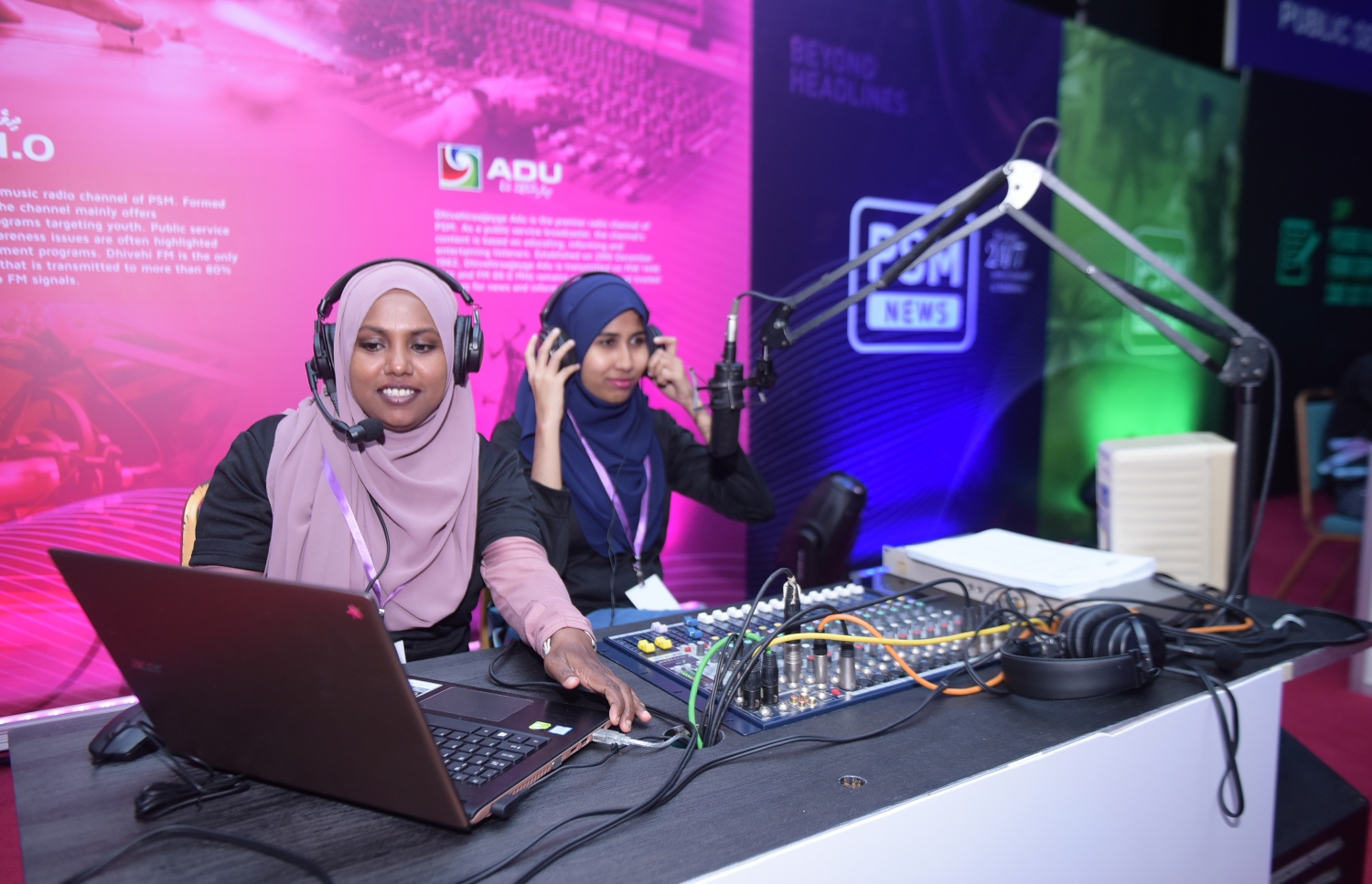 މާލެ: ފެބްރުއަރީ 8، 2018- ޒުވާނުންނަށް ހުރި ވަޒީފާގެ ފުރުސަތުތައް އަންގައި ދިނުމަށް ޔޫތު މިނިސްޓްރީން ކުރިއަށް ގެންދާ މި އަހަރުގެ ޔޫތު ޗެލެންޖުގައި ހުރި ދިވެހިރާއްޖޭގެ އަޑުގެ ސްޓޯލުގައި އެތަނުގެ ދެ މުވައްޒަފަކު ޕްތެކްޓިސް ކުރަނީ: ދަރުބާރުގޭގައި ބާއްވާ މި ފެއާ ނިމޭނީ ހޮނިހިރު ދުވަހުގެ ރޭ.---ފޮޓޯ: ހުސެއިން ވަހީދު/މިހާރު